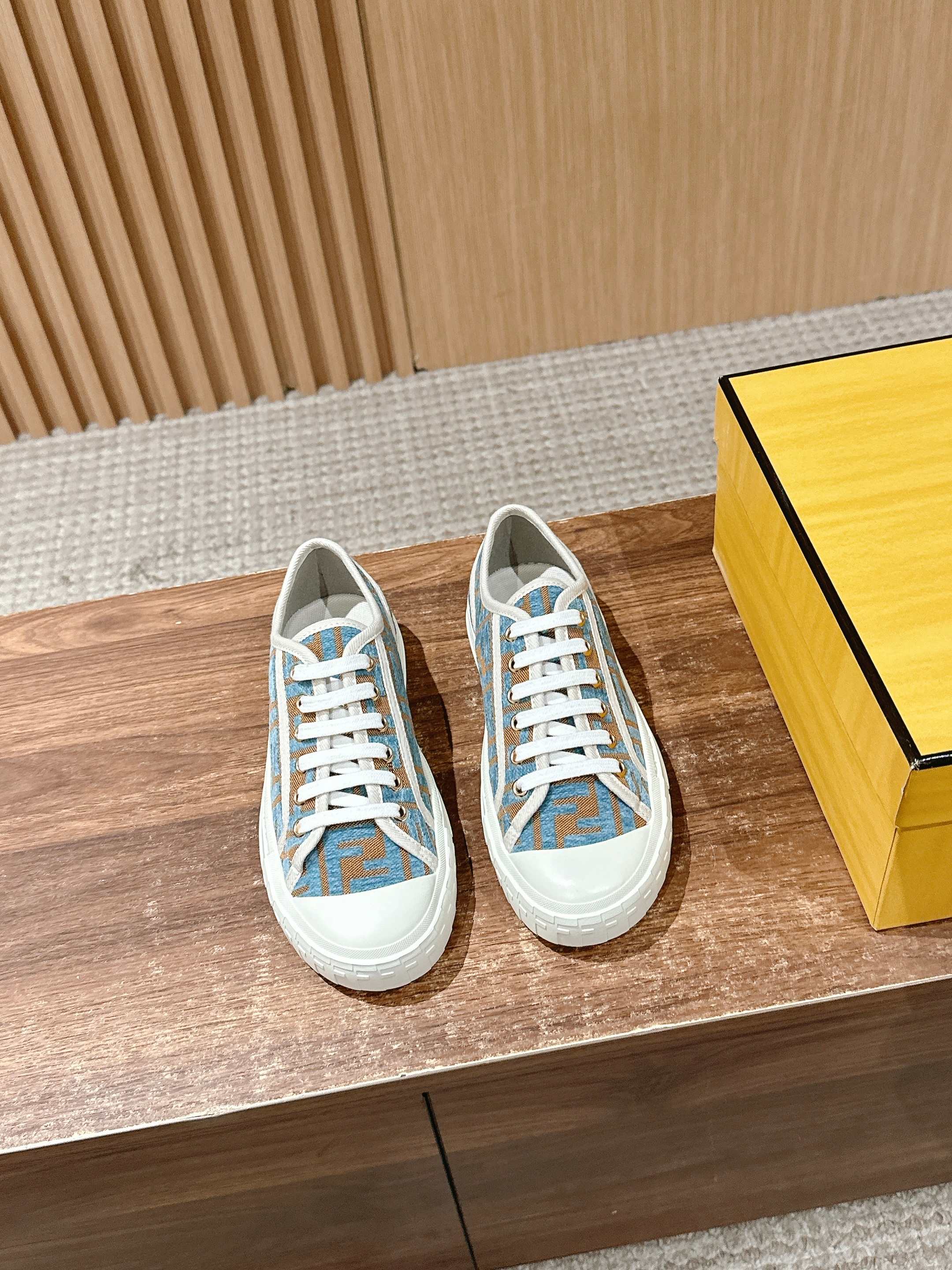 NO:409051,Fendi's new canvas shoes, casual sneakers, rubber sole. Cloth material, decorated with stitching FF pattern embroidery. White sole is decorated with contrasting bottom, equipped with embossed texture combination, toe superimposed FF pattern, and the heel is equipped with FENDI Roma logo. Size35-45 (customized by women 40 men 45), casual shoes/sports, fendi, fendi, sneakers19860909芬迪新款帆布鞋 休闲运动鞋,橡胶鞋底.布面材质,饰有缝线FF图案刺绣.白色鞋底饰有撞色底部,配有压花纹理组合、鞋头叠加FF图案,鞋跟带有FENDI Roma标志. Size35-45（女40 男45定制）,休闲鞋/运动鞋,fendi,fendi,sneakers,Women's Shoes