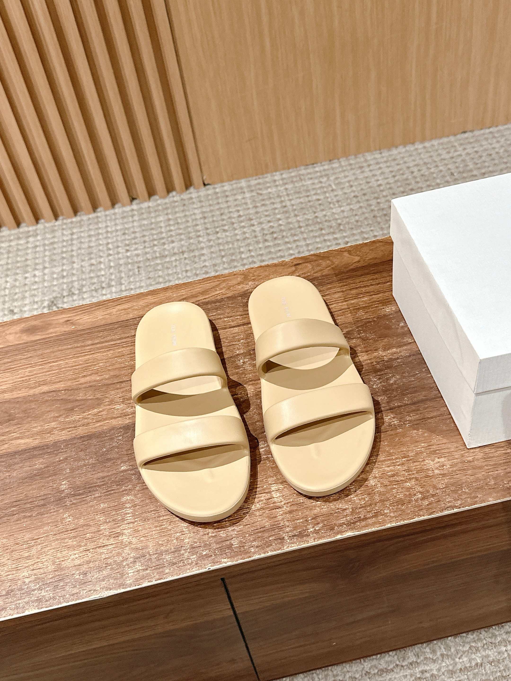 NO:409052,/ New integrated-type slippers, double-strip slippers, neat lines outline minimalist outlines, matte texture, high-end and cool, step on the feet, lazy and fashionable feeling, it is a 'hard currency' that can be used without thinking. Size35-39M, slippers, slippers19860909/ 新款一体成型拖鞋 双带拖鞋 利落线条勾勒极简轮廓 哑光质感高级又酷飒 往脚上一踩 慵懒时髦感直接拉满 是可以无脑入的穿搭“硬通货” Size35-39M,拖鞋,slippers,Women's Shoes