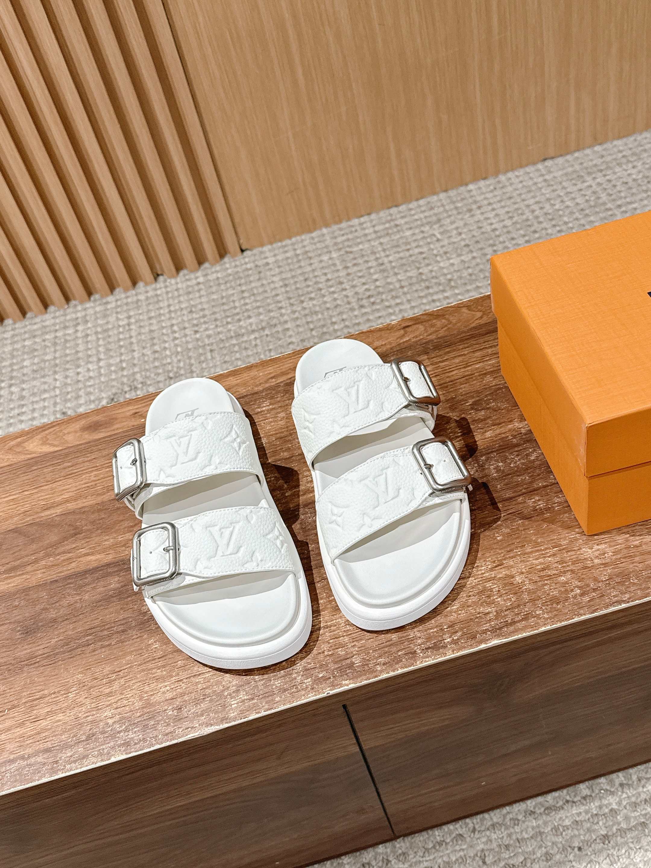 NO:409055,# New Donkey Brand Men's Slippers Full of Premium!  A popular model from domestic and foreign bloggers, retro and fashionable, beautiful!  Suede/cowhide presbyterian material sheepskin lining Size39-44 (38/45/46 custom made without return or exchange), slippers, louis vuitton, slippers, cowhide, sheepskin, chamois leather19860909# 驴牌新款男士拖鞋 高级感十足！国内外博主刷爆的一款,复古又时髦上脚美炸了！麂皮/牛皮老花材质 羊皮内里 Size39-44（38/45/46定做不退换）,拖鞋,louis vuitton,slippers,cowhide,sheepskin,chamois leather,Women's Shoes