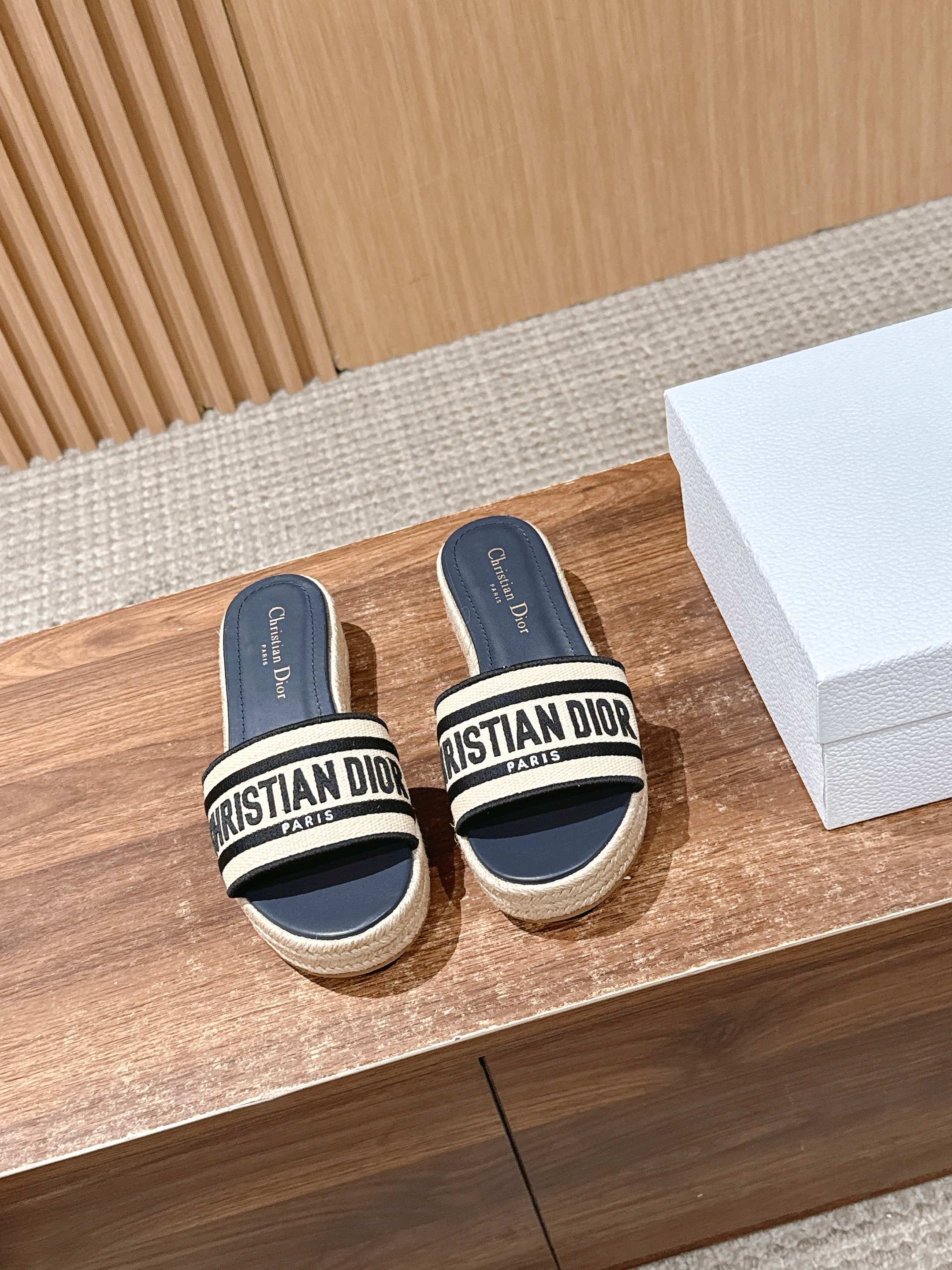 NO:409058,[Upgraded version] Dior's new summer sponge cake thick-soled flip-flops super lightweight and easy to walk, CD letter logo three-dimensional embroidered thick-soled round toe slippers. The original version is developed on the market, with soft and delicate feet and extremely comfortable. Material: imported raffia grass electric embroidery high-temperature water-soluble cotton technology fabric + water-dyed cowhide footbed inside + original uniform combination sole Original outsole Thick sole height about 4.2cm Size35-39 (40/41/42 custom-made non-return and exchange), slippers, dior, slippers, cowhide19860909【升级版】 迪奥夏季新款松糕厚底一字拖 超级轻巧 好走,CD字母logo立体刺绣厚底圆头露趾拖鞋 原版开发市面顶级版本,脚感柔软细腻,舒适度极高. 材质:鞋面进口酒椰草电绣高温水溶棉质科技面料+水染牛皮垫脚内里+原版一致组合大底 原版大底 厚底高4.2cm左右 Size35-39（40/41/42定做不退换）,拖鞋,dior,slippers,cowhide,Women's Shoes