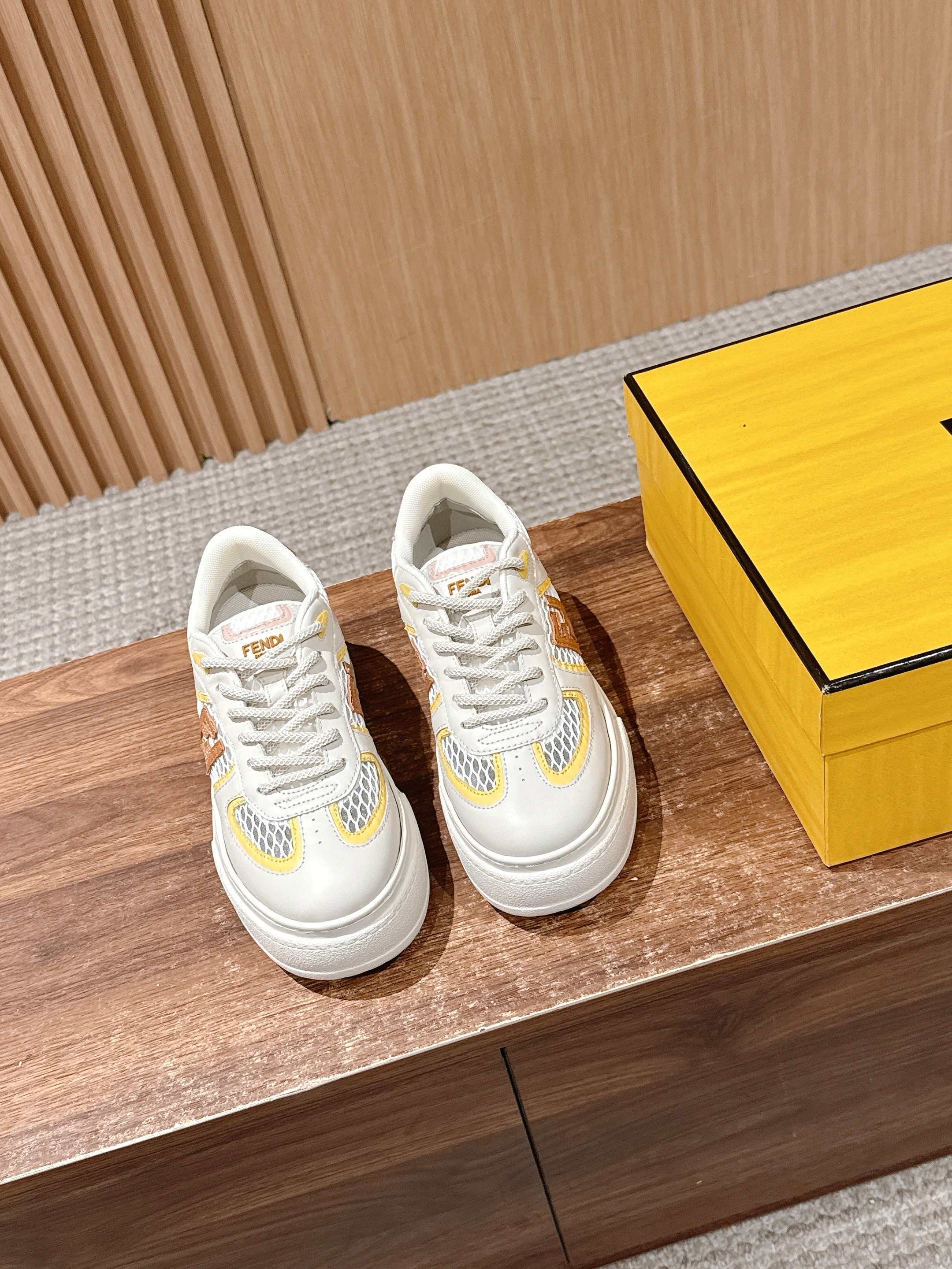 NO:409040,Fendi's new thick-soled shoes, two-color breathable and refreshing mesh casual sneakers, white shoes, accompany you to spend a colorful summer, original molded foamed sole, Size35-39 (40 custom made without return or exchange), casual shoes/sports, fendi, sneakers19860909芬迪新款厚底鞋 双色透气清爽感网眼休闲运动鞋小白鞋 陪你度过多彩夏日 原版开模发泡大底 Size35-39（40定做不退换）,休闲鞋/运动鞋,fendi,sneakers,Women's Shoes