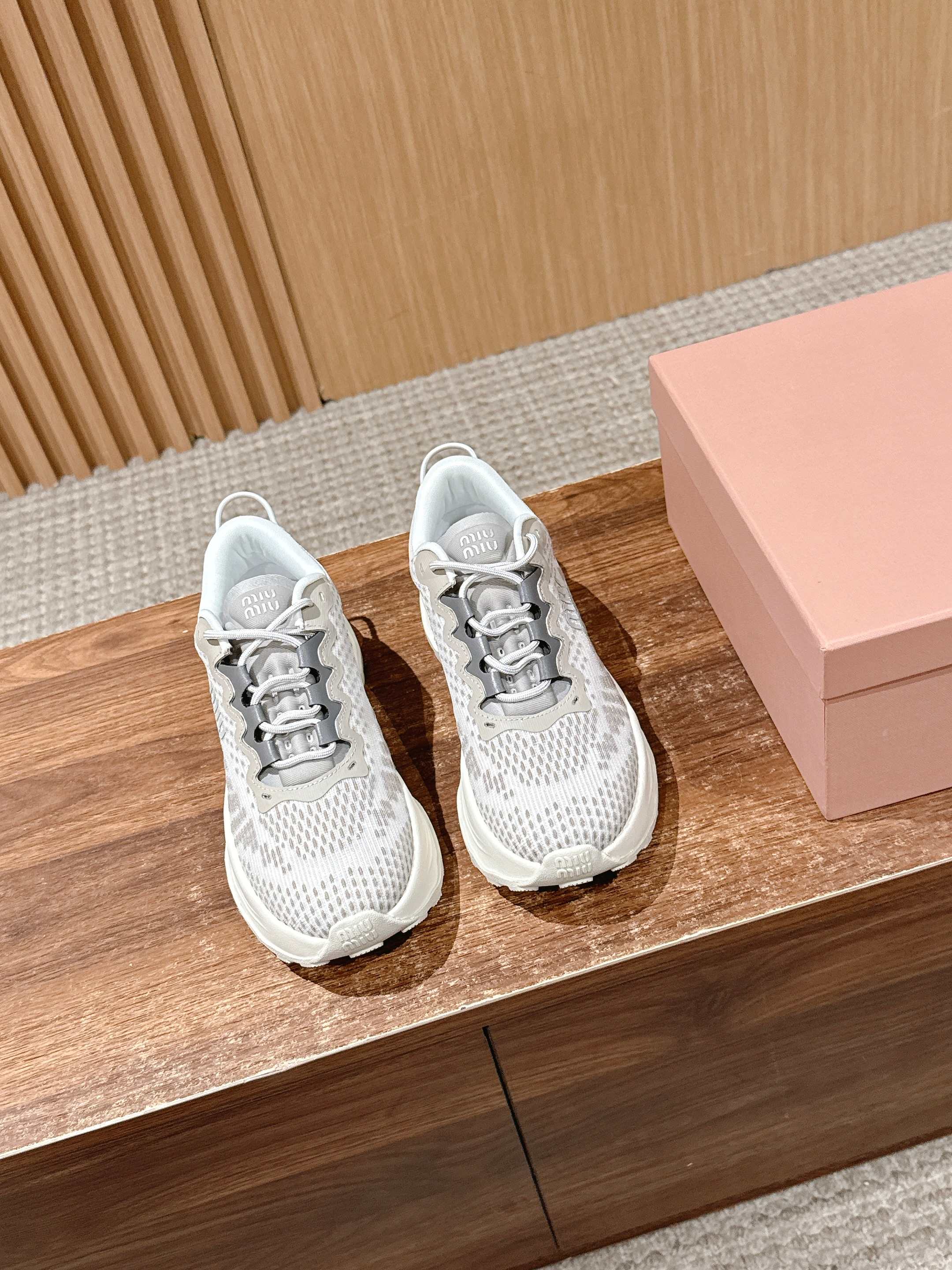 NO:409046,#Mu Miu After leading the aesthetics of slender 'thin-soled shoes', Miu Miu quietly turned to put on a thick-soled sneaker called Technical fabric sneakers. This new work is not a joint model of HOKA ONE ONE, but from the exaggerated outline to the details of raw glue outsoles, it is indeed easy to remind people of the latter's classic design. Miu Miu's shoe products have created hot topics with light and floor-like shoe shapes, from paying tribute to Samba and Mexico 66 to cooperating with New Balance to launch thin-soled sneakers, which has attracted many brands to follow suit. Now, thin-soled shoes have become the mainstream.  Again 'reverse operation' and launching shoe products with a heavy feel seems to be showing its leadership over the trend of sneakers. In the current fashion context, there is often no accurate definition of whether to imitate or pay tribute. It is also curious whether MiuMiu can reverse the trend of fashion through these thick-soled sneakers and create new topics. Size 35-39 (40 custom-made non-return and exchange), casual shoes/sports, miumiu, sneakers19860909#缪缪 在引领纤细的「薄底鞋」美学多年后,Miu Miu 悄然转向,上架了一款名为 Technical fabric sneakers 的厚底运动鞋.这款新作并非 HOKA ONE ONE 联名款,但从夸张的轮廓到生胶大底细节处理,确实容易让人联想到后者的经典设计. Miu Miu 的鞋履产品曾以轻盈、贴地的鞋型多次制造火热话题,从致敬 Samba、Mexico 66,到与 New Balance 合作推出薄底运动鞋,引发众多品牌效仿.而如今薄底鞋已成主流时 Miu Miu 再次「反向操作」,推出具有厚重感的鞋履产品,似乎在展现其对球鞋趋势的领导力.在当前的时尚语境中,是模仿还是致敬往往没有准确的定义.而 MiuMiu 是否能通过这双厚底球鞋逆转流行方向,制造新的话题,也令人好奇. Size 35-39（40定做不退换）,休闲鞋/运动鞋,miumiu,sneakers,Women's Shoes