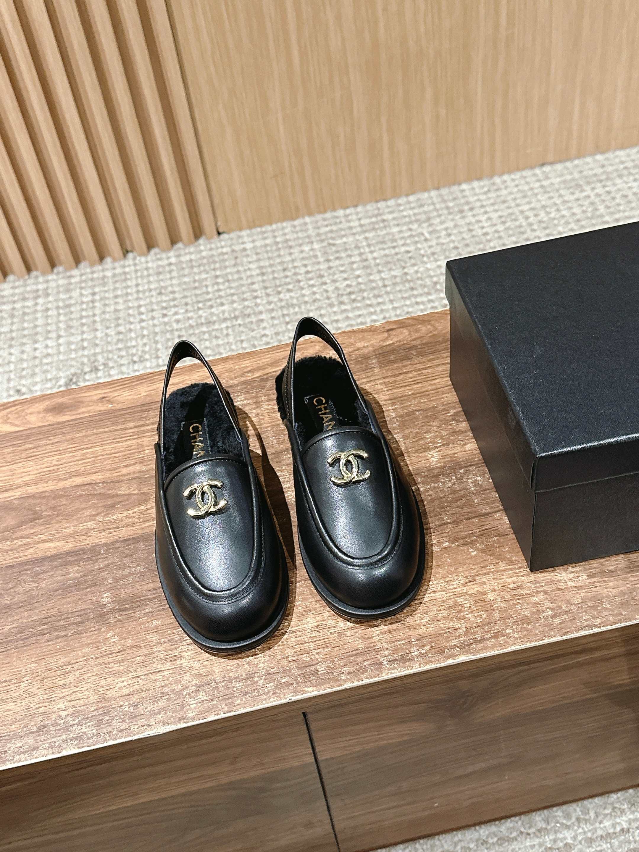 NO:409036,#Chanel 25 early autumn new empty fur shoes suede upper fur inside, the comfort is visible. It is cute to wear genuine leather sole, difficult styling and comfort Size35-39 (customized for 40/41, no return or exchange), sandals, chanel, sandals, chamois leather, Leather soles19860909#香奈儿25早秋新款后空毛毛鞋 麂皮鞋面 皮毛一体内里,舒适度可见一斑呀.穿起来可可爱爱的吧 真皮大底 艰巨造型感和舒适度 Size35-39（40/41定做不退换）,凉鞋,chanel,sandals,chamois leather,Leather soles,Women's Shoes