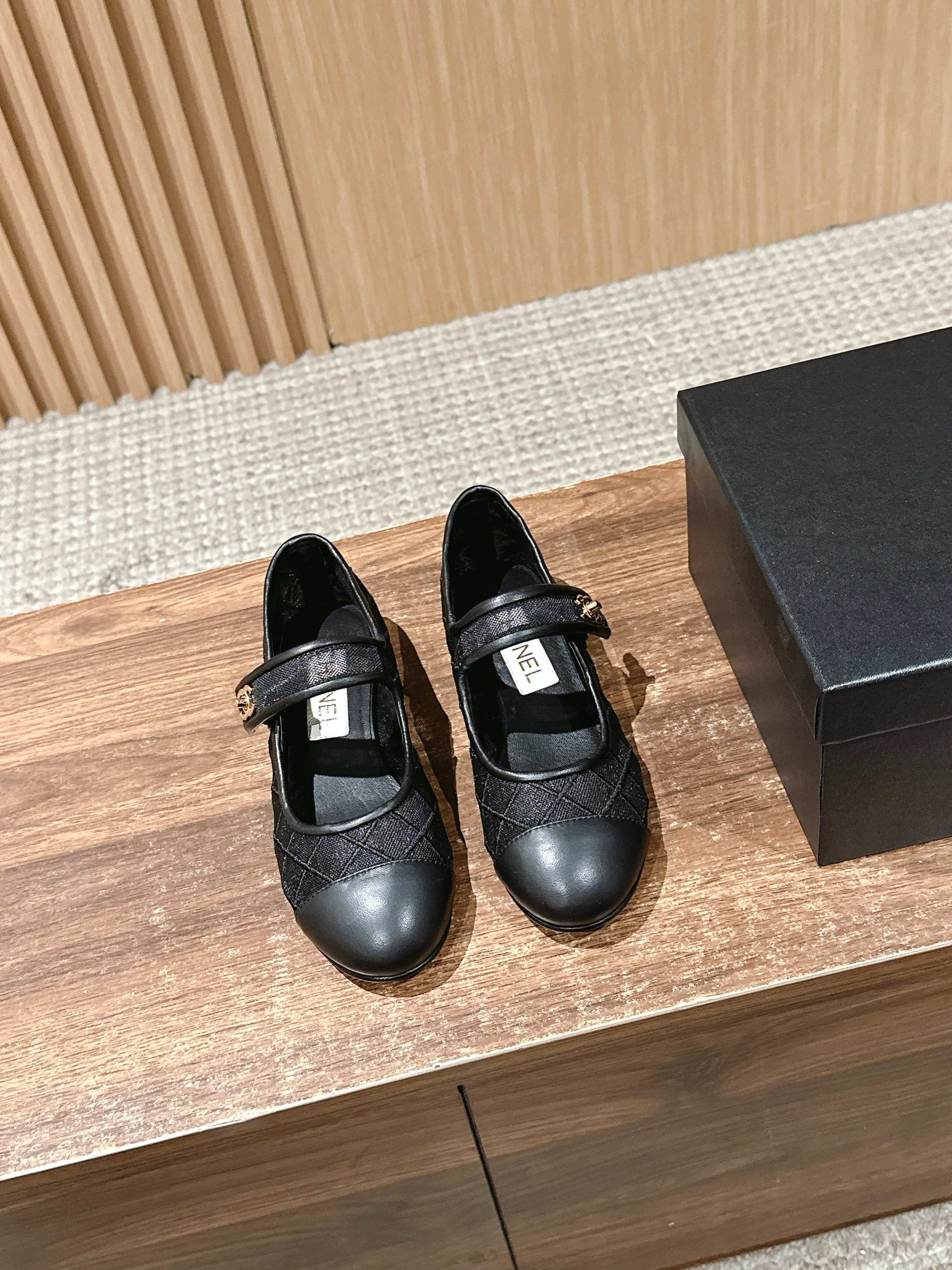 NO:409033,Chanel schoolbag buckle mesh Mary Zhen, spring and summer new style mesh Mary Zhen shoes, flat mesh diamond lattice single shoes, a pair of super princess shoes. This time the material is yarn, visually light and not stuffy, diamond lattice matching adds some girl Lolita's feeling. The double C logo part is schoolbag buckle design, very detailed and high-end, strong push~ Black and white color matching, the counter is really hard to find, Xiaohongshu internet celebrity show pictures are even more popular, mainly white, paired with lace socks, full of fairy spirit, custom mesh cowhide, inner foot pad sheepskin, soles Italian genuine leather soles, size 35-39 (40/41 customization, no return or exchange), single shoes, chanel, mary jane, cowhide, sheepskin, socks19860909香奈儿书包扣网纱玛丽珍 春夏新款网感玛丽珍鞋 平底网纱菱格单鞋 超级公主的一双小鞋子 这次材质是纱质的 视觉轻盈不闷脚 菱格搭配又增加了一些少女洛丽塔的感觉 双C logo部分是书包扣设计 非常细节感且高级 强推呀～ 黑白配色 专柜真心一鞋难求 小红书网红秀图更是火出圈 主打白色 搭配个蕾丝小袜子 仙气满满 鞋面定制网纱牛皮 内里垫脚羊皮 鞋底意大利真皮底 码数35-39（40/41定制不退换）,单鞋,chanel,mary jane,cowhide,sheepskin,socks,Women's Shoes