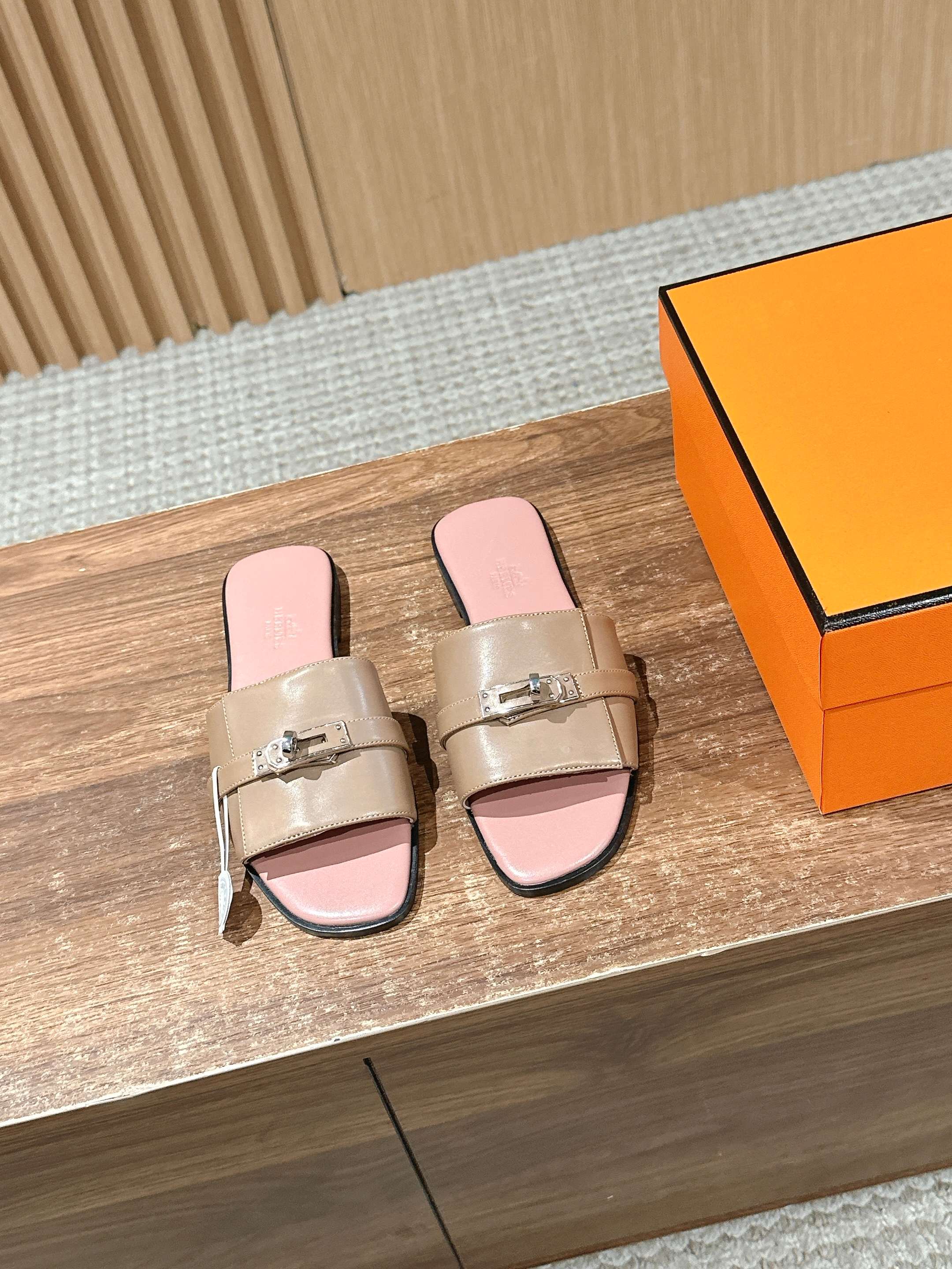 NO:409029,Hermes new color scheme Kelly button flat sole/thick heel slippers It is easy to wear and versatile, must-have high-end tool shoes for summer, calfskin upper & custom denim surface, inner foot pad calfskin, imported Italian cowhide sole and cowhide strip Size35-39 (customized for 40/41, no return or exchange), slippers, hermes, slippers, cowhide19860909爱马仕新配色 Kelly扣平底/粗跟拖鞋 好穿百搭,夏日必备高端工具鞋 鞋面小牛皮&定制牛仔布面,内里垫脚小牛皮, 意大利进口牛皮底和牛皮沿条 Size35-39（40/41定做不退换）,拖鞋,hermes,slippers,cowhide,Women's Shoes