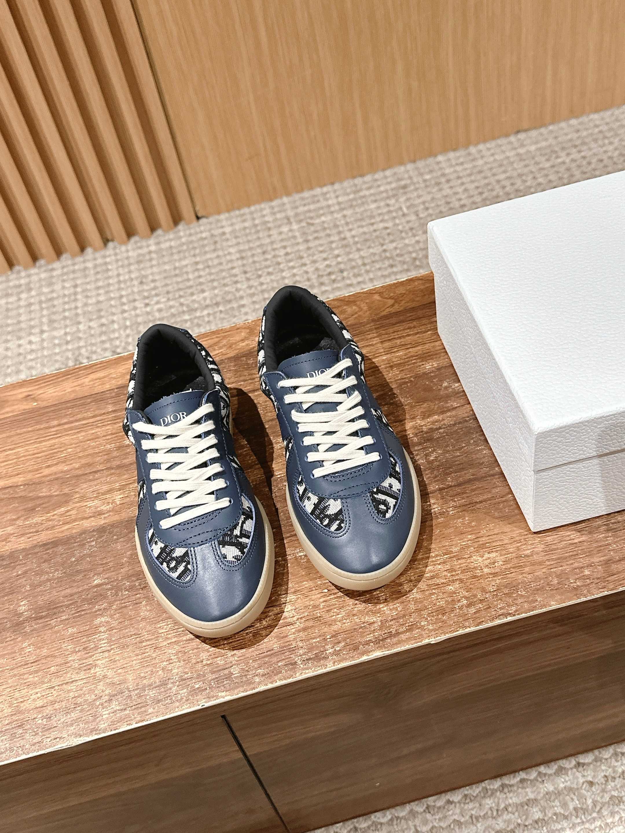 NO:418061,Top version - Dior couple casual genre shoes. After its debut in 2004, B01 was called the most beautiful genre. In 2025, KJ re-improves the B01. The two designers' different ideas are fusion and collision awards. The predecessor of the genre shoes can be traced back to the 1970s. The purpose of manufacturing was to West Germany to create a batch of training shoes suitable for indoor training for soldiers. The genre shoes were born. In the late 1990s, the fashion brand Maison Margiela purchased GAT in large quantities and changed them. This genre shoes officially started a fashion journey. Size35-45 (female 40, male 45 customized, no return or exchange), casual shoes/sports, dior, sneakers19860909顶级版本 -  迪奥情侣款休闲德训鞋 2004年B01初次登场后续被称为最美德训2025年KJ重新对B01进行改良 两位设计师不同的理念在后进行交融碰撞奖 德训鞋的前身可以追溯到20世纪70年代 当年制造的目的是西德为了士兵制造一批适合室内训练的训练鞋,德训这个鞋型由此诞生. 90年代末时尚品牌Maison Margiela大批量采购GAT,并且把它们进行改头换面,就此德训这个鞋型正式开启了时尚之旅. Size35-45（女40 男45订做不退换）,休闲鞋/运动鞋,dior,sneakers,Women's Shoes