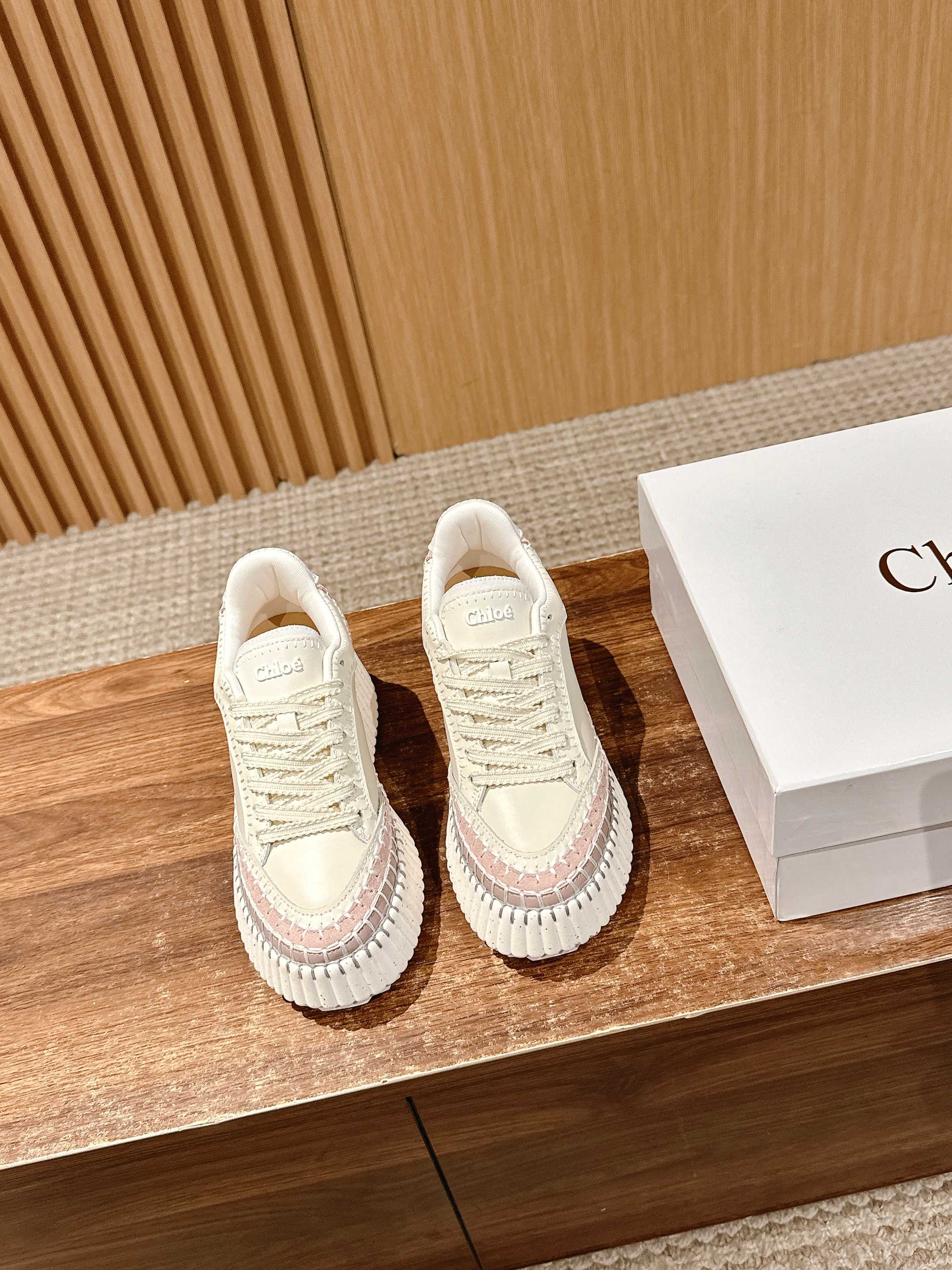 NO:409025,#Koyi's new sneakers, white shoes, Joey Yung and Sun Yi and Song Qian's star style, raw materials are made of renewable biomaterials, fully hand-sewn mark thread, visible to the naked eye, all hand-made, environmental protection and fashion set together to outline the fresh atmosphere of spring with a sense of rhythm, light and versatile, all seasons to wear, rubber foam sole private mold sole Size35-40 (40 custom made without return or exchange), casual shoes/sneakers, sneakers19860909#蔻依新款运动鞋小白鞋、容祖儿和孙怡宋茜明星同款、原材料是可再生物料制作、全手工缝马克线、肉眼可见皆是手工制造、环保与时尚集一起用韵律感勾勒春天清新的气息、轻盈百搭四季可穿 橡胶发泡底私模大底 Size35-40（40定做不退换）,休闲鞋/运动鞋,sneakers,Women's Shoes