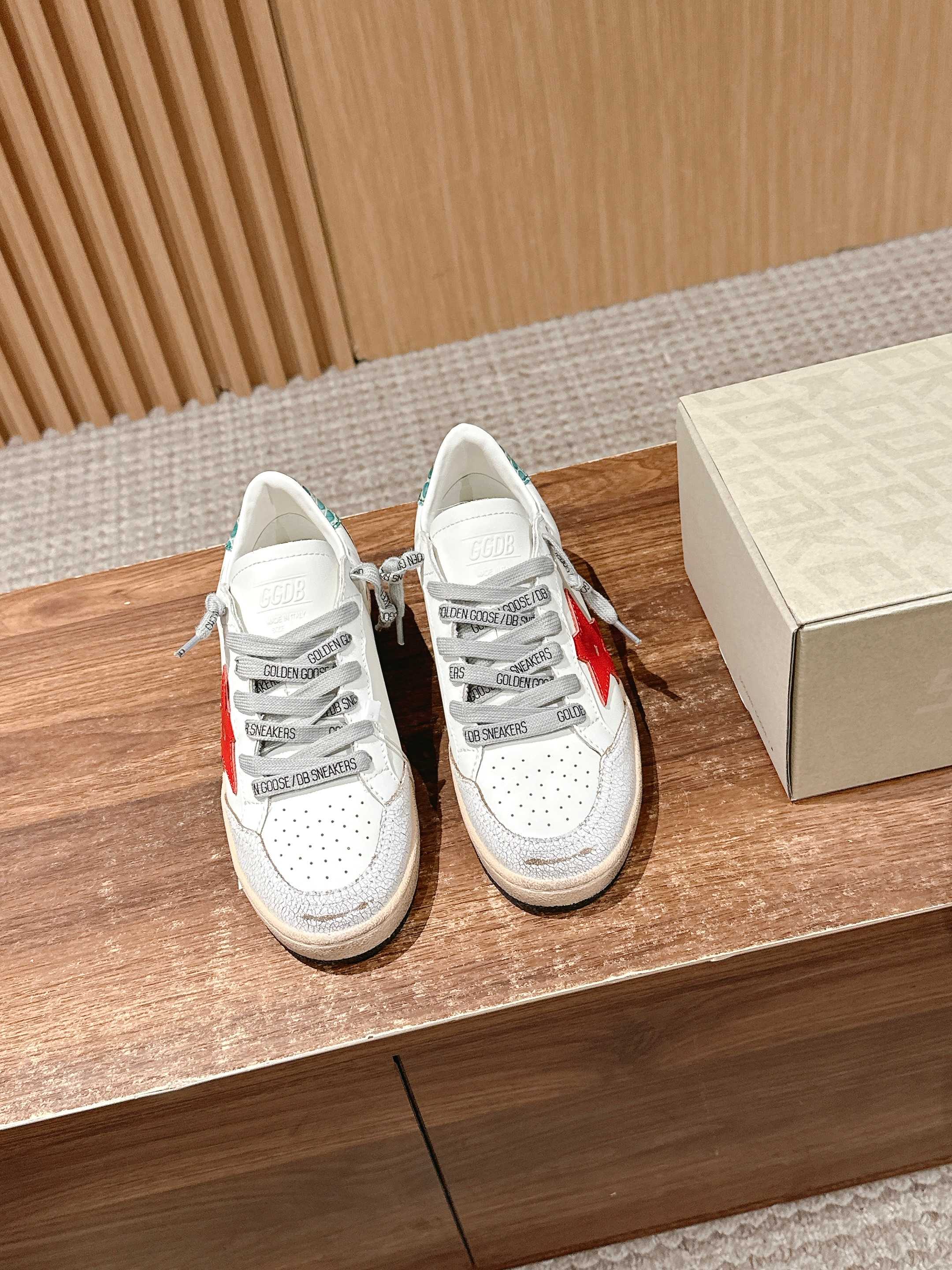 NO:418052,Top version ｜Golden Goose Deluxe Brand New color dirty shoes~~ To the point of being red, white shoes, and various small dirty shoes!  Celebrity private server demonstration × It’s so versatile!  No need to worry about washing shoes anymore!  The best white shoes to wear, the last is the same as the original one. The round and flat toe is very formal, not bloated and delicate. The original custom cowhide (the essence of old making) inner towel + cowhide foot pad The original mold opening 3.5cm high-enhancing latex insole irregularly polished to make the torn upper, and even the soles are polished and worn. SIZE35-39 (40 custom made without return or exchange), casual shoes/sneakers, sneakers, cowhide19860909顶级版本   ｜Golden Goose Deluxe Brand 新配色小脏鞋~~火红程度上怼小白鞋,下踩各类小脏鞋！明星私服上脚示范 ×就是这么百搭 ！再也不用担心洗鞋的问题啦！ 最好穿的小白鞋,楦型和原版无差了,圆扁的鞋头修的非常正,不臃肿很秀气 鞋面原版定制牛皮（做旧精髓所在） 内里毛巾+牛皮垫脚 原版开模3.5cm内增高乳胶鞋垫 不规则手工打磨做破鞋面,就连鞋底也是打磨做旧的 SIZE35-39（40定做不退换）,休闲鞋/运动鞋,sneakers,cowhide,Women's Shoes