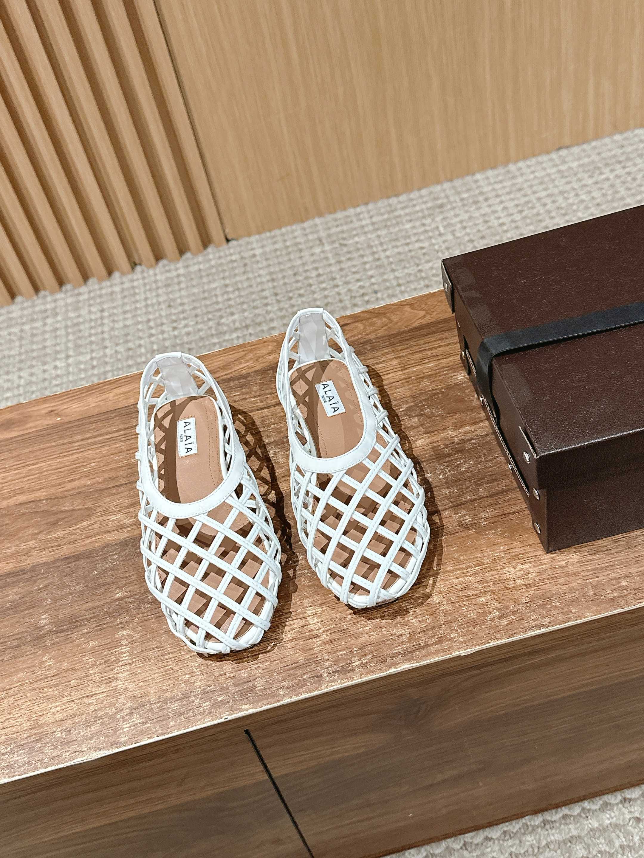 NO:409021,/ Alaia's new leather fishing net single shoes Alaia's new fishing net shoes come out. The leather weaving is more fashionable and personalized. Breathable and comfortable, one of the essential ballet shoes for summer vacations. Alaia's ultimate comfort and versatility. The cross-belt design has a ballet feeling. The same style as Zhang Xiaohui, sweet and cool ballet style. A very popular ballet shoes, romantic and charming. Original custom cowhide, sheepskin inner private mold rubber non-slip sole. Size 35-42 (40.41.42 custom made without return or exchange), single shoes, alaia, cowhide, sheepskin19860909/ 阿莱亚新款皮面渔网单鞋 Alaia 新款渔网鞋来咯 皮质编织更显时尚个性. 透气舒适,夏日度假必备的芭蕾舞鞋之一,兜兜转转还得是Alaia 极致的舒适和百搭 交叉带的设计有种芭蕾舞的感觉 章小蕙同款 甜酷芭蕾风 人气超高的一款芭蕾舞鞋,浪漫又迷人 原版订制牛皮 羊皮内里 私模橡胶防滑大底 码数35-42（40.41.42订做不退换）,单鞋,alaia,cowhide,sheepskin,Women's Shoes