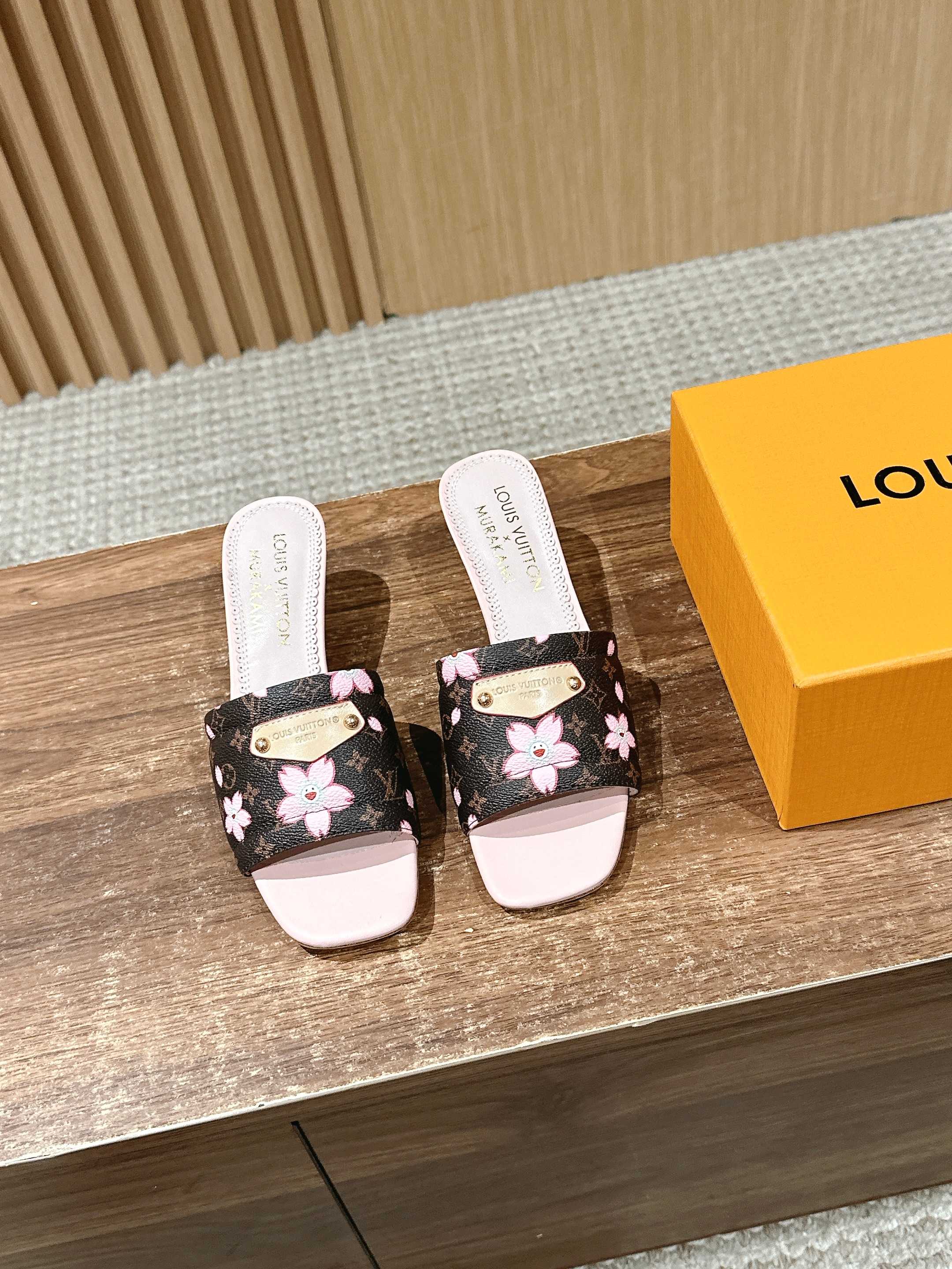 NO:409462,#Sandalds are from Louis Vuitton × Takashi Murakami replica series, Monogram denim is used to create a design that is easy to put on and take off, and reveals leisurely and elegant charm with exquisite brushstrokes. Bright cherry embroidery illuminates the upper, sculptural heels present a cherry structure, Louis Vuitton Paris leather patches add brand style, sheepskin inner leather outsole heel height 5.5cm Size35-39 (customized for 40/41, no return or exchange), high heels, louis vuitton, high heels, slippers, sheepskin, Leather soles19860909#凉拖出自路易威登×村上隆复刻系列,选用Monogram 丹宁布塑造易于穿脱的设计,以考究笔触流露闲 雅韵味.明丽樱桃刺绣点亮鞋面,雕塑感鞋跟呈现樱桃构 型,路易威登巴黎皮革贴饰再添品牌格调,羊皮内里 真皮大底 跟高5.5cm Size35-39（40/41定做不退换）,高跟鞋拖鞋,louis vuitton,high heels,slippers,sheepskin,Leather soles,Women's Shoes