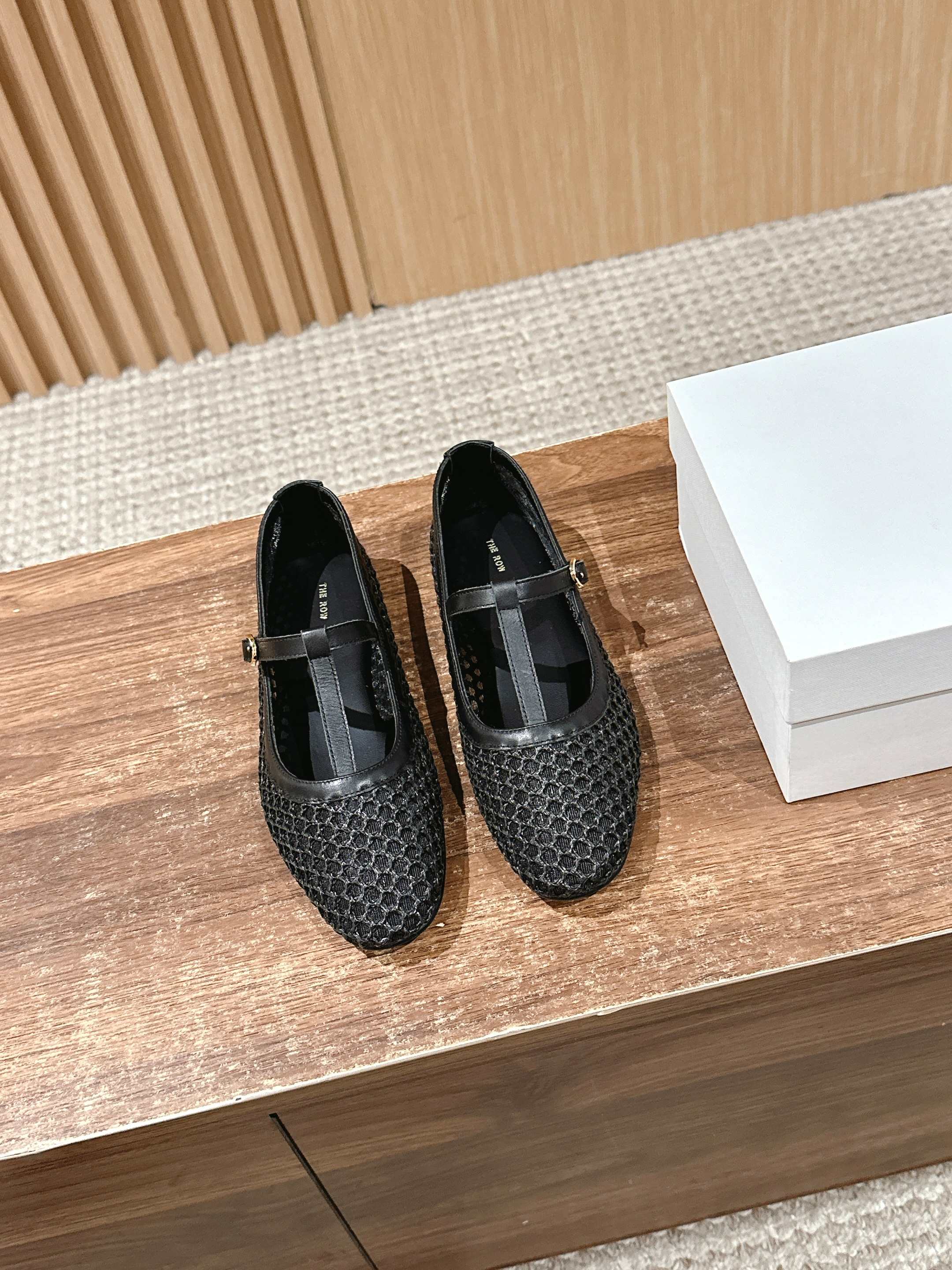 NO:409457,【官网】 #New Hand-woven Mary Jane Single Shoes This Mary Jane Single Shoes are designed for comfort and breathability. Hand-woven is simply so beautiful that it makes people intoxicated at a glance. The fine mesh shines in the sun with a delicate luster, just like putting on a light gauze on your feet. When you wear it, your skin will be faintly visible and the hazy beauty makes people unable to stop. Summer is coming, are you worried that you will be stuffed with your feet?  Don't worry, this Mary Jane single shoe won't!  Even friends with a little sweaty feet can easily control it. It is really an excellent choice for commuting all year round!  Of course, the fashion sense of this Mary Jane single shoe cannot be ignored. The classic Mary Jane shoe style, paired with elegant leopard mesh, instantly improves the level of the shoes by several levels. And, if you look closely, each pair of shoes is not symmetrical, which means that every shoe is unique, and you will never hit the shoes when worn!  The shallow mouth design of the shoes increases the skin exposure of the insteps and visually extends your legs downwards, which makes your legs look longer. Moreover, this design also makes the shoes look layered overall, and it can be easily controlled whether it is matched with skirts or pants, and it is full of fashion!  The one-ring and one-length belt on the shoe are made with exquisite sheepskin edging. To be honest, it is really rare in the market to make shoes with genuine leather. In order to save costs, many shoes are wrapped with a circle of yarn. They look very cheap and may break after wearing them for a short time. However, our shoes will not cut corners like this!  Moreover, this sheepskin edging is not only for good looks, but has a certain supporting effect, which makes the entire upper soft and stylish, making it very comfortable to wear on the feet. The T-string design can not only modify the instep, but also bring a good foot, which is not easy to fall off the heel, and the size and elasticity can be adjusted according to the foot shape. It can be worn with high instep and fleshy feet, and it is full of tolerance. A piece of elastic elastic strip is also spliced ​​on the shoe buckle, which can be put on and off directly with one foot, saving time and effort, which is very convenient!  The 1cm short heel is comfortable and easy to walk, and it is simply a foot-feeling ceiling!  The design that can be worn on both sides is too friendly to lazy people. I personally like to wear shoes with heels, which are lazy and comfortable. I don’t have to worry about being afraid of grinding my feet. The inner part is made of full-grain mixed sheepskin, and the pores are clearly visible, soft and tough. The skin-friendly and soft inner part is smooth like velvet, not only does not grind the feet, but also can better protect the feet. The sweat-absorbing and breathable properties make the feet always dry and comfortable. When you step on it, you feel that it is elastic and elastic, and the friction feel is much smaller when walking. Even if you don’t wear socks and wear these shoes barefoot directly, you won’t feel hot or uncomfortable. The heel part is particularly soft, and it’s okay to step on it. The soles of the upper and the soles are randomly kneaded and bent without pressure. You can press and pinch it, and there is no dead corners. It is extremely tough and can fit the feet closely, providing all-round support and protection for your feet, and easily run wild and without pressure.  Rubber mold outsole elasticity and high tension resistance are high, which can prevent the sole from wear quickly, extend the service life of the shoes, and also has good softness and good shock resistance. It can reduce foot pressure, good cushioning effect, and relieve the impact on the feet when walking. Customized upper hand-woven/sheepskin edge-covered foot pad full grain mixed-bred sheepskin outsole; rubber mold outsole Size 35/36/37/38/39/40 (40 no return or exchange), Mary Jane, mary jane, skirts, sheepskin, socks19860909【莞产】 #新款手工编织玛丽珍单鞋 这款玛丽珍单鞋主打的就是舒适和透气.手工编织简直太美了,让人一眼就陶醉其中.那细密的网眼,在阳光下闪烁着细腻的光泽,就像是给你的脚穿上了一层轻盈的纱衣.穿上它,肌肤若隐若现,朦胧美感让人欲罢不能. 夏天来了,你是不是担心穿鞋子会闷脚？别担心,这款玛丽珍单鞋完全不会！就算是有点小汗脚的朋友也能轻松驾驭.真的是一年四季通勤的绝佳选择！ 当然啦,这款玛丽珍单鞋的时尚感也是不容忽视的.经典的玛丽珍鞋型,搭配上优雅的豹纹网纱,瞬间就把鞋子的档次提升了好几级.而且哦,你仔细看看,每一双鞋子都不是对称的,这就意味着每一只鞋子都是独一无二的,穿出去绝对不会撞鞋！ 鞋子的浅口设计,增加脚背的露肤度,从视觉上让你的腿部线条向下延伸,这样一来,就显得腿更长了.而且哦,这样的设计还让鞋子整体看起来很有层次感,无论是搭配裙子还是裤子,都能轻松驾驭,时尚感爆棚！ 鞋口的一圈以及一字带上都做了特别精致的羊皮包边处理,说实话,在市场上,像这样用真皮来做包边的鞋子,其实真的很少见.很多鞋子为了节省成本,都是用一圈纱绸来包边,看起来就很廉价,穿不了多久就可能坏掉.但是我们家这款鞋子,可不会这样偷工减料！ 而且啊,这个羊皮包边不仅仅是为了好看,具有一定的支撑作用,这让整个鞋面既柔软又很有型,穿在脚上特别舒服. T字带设计不仅可以修饰脚背,还可以很好的带住脚,不易掉跟,大小松紧可以根据脚型来调节,高脚背和肉肉脚都能穿,包容性拉满 鞋扣带处还拼接了一段弹性松紧条,可以直接一脚蹬穿脱,省时省力超方便！ 1cm的小矮跟,舒服又好走路,简直就是脚感的天花板！可以两穿的设计对懒人太友好了 我个人很喜欢踩跟穿鞋子,慵懒舒适度高 怕磨脚的亲也丸全不用担心了 内里采用全粒面混种羊皮,毛孔清晰可见,柔软而有韧性.亲肤柔软的内里,如丝绒般顺滑,不仅不会磨脚,还能更好地呵护双脚.吸汗透气的特性,让双脚始终保持干爽舒适. 踩上去感觉Q弹Q弹的,走路的时候摩擦感也小了很多.就算你不穿袜子,直接光脚穿这双鞋,也不会觉得热或者不舒服.后跟部分特别软,随便你怎么踩都没问题. 鞋面鞋底随意揉提弯折无压力,随便你怎么按、怎么捏,度无死角,韧性极佳,能够紧密贴合脚部,为双脚提供全方位的支撑与保护,轻松暴走无压力 橡胶模具大底回弹性和高抗张力韧性高,可以防止鞋底很快磨损,延长鞋子的使用寿命 同时具有良好的柔软性,良好的防震性 可减少脚部压力,缓震效果好,缓解走路时对脚的冲击. 鞋面定制手工编织/羊皮包边 垫脚全粒面混种羊皮 大底；橡胶模具大底 尺码35/36/37/38/39/40（40不退换）,玛丽珍,mary jane,skirts,sheepskin,socks,Women's Shoes