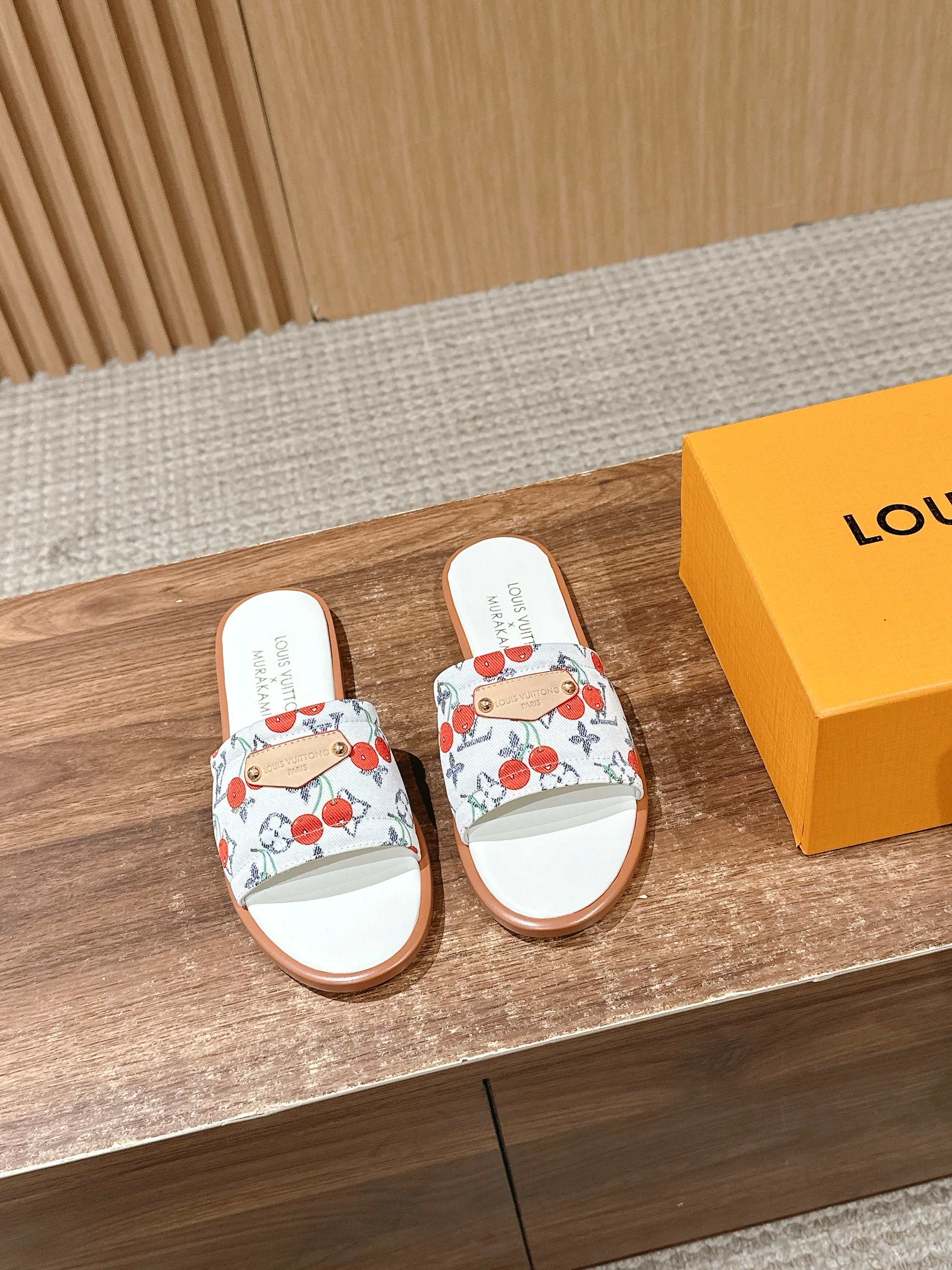 NO:411472,#Sandalds are from Louis Vuitton × Takashi Murakami replica series flat slippers. Monogram denim is used to create a design that is easy to put on and take off, and reveals leisurely and elegant charm with exquisite brushstrokes. Bright cherry embroidery illuminates the upper, sculptural heel presents a cherry structure, Louis Vuitton Paris leather patches add brand style, sheepskin inner leather outsole Size35-39 (customized for 40/41, no return or exchange), slippers, louis vuitton, slippers, sheepskin, Leather soles19860909#凉拖出自路易威登×村上隆复刻系列平底拖鞋 选用Monogram 丹宁布塑造易于穿脱的设计,以考究笔触流露闲 雅韵味.明丽樱桃刺绣点亮鞋面,雕塑感鞋跟呈现樱桃构 型,路易威登巴黎皮革贴饰再添品牌格调,羊皮内里 真皮大底 Size35-39（40/41定做不退换）,拖鞋,louis vuitton,slippers,sheepskin,Leather soles,Women's Shoes
