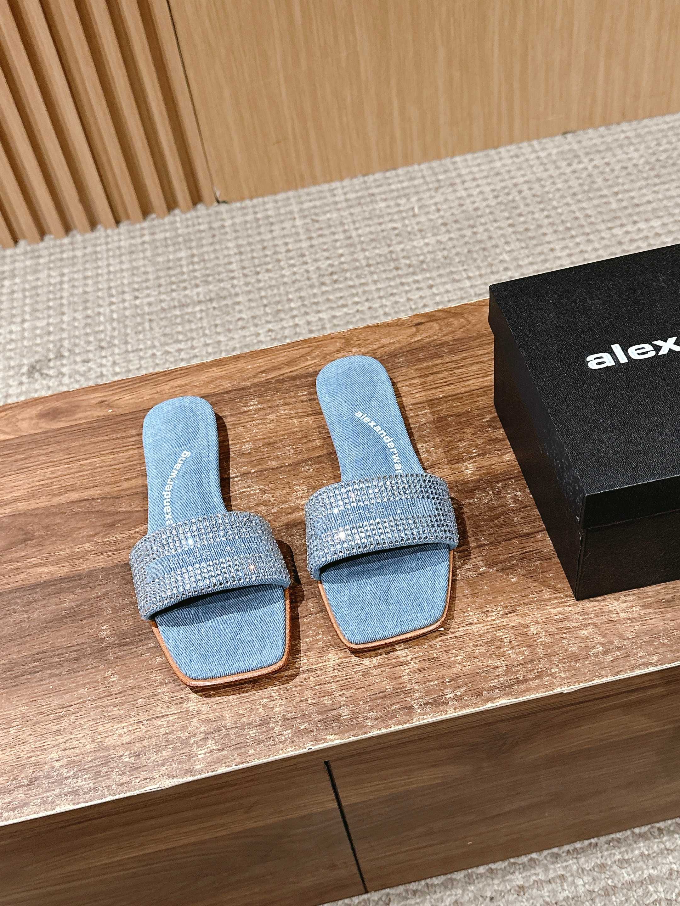 NO:411460,## Alexander King's new rhinestone slippers. Anyway, the feet feel very good. A super practical pair of them is too comfortable. The square head is also gray and fashionable. Genuine leather soles. Size35-39 (40 custom made without return or exchange), slippers, alexander wang, slippers, Leather soles19860909## 亚历山大王新款水钻拖鞋 反正脚感很好哈超级实穿的一双~脚背舒服太多啦 方头也是灰常时髦哦 真皮大底 Size35-39（40定做不退换）,拖鞋,alexander wang,slippers,Leather soles,Women's Shoes