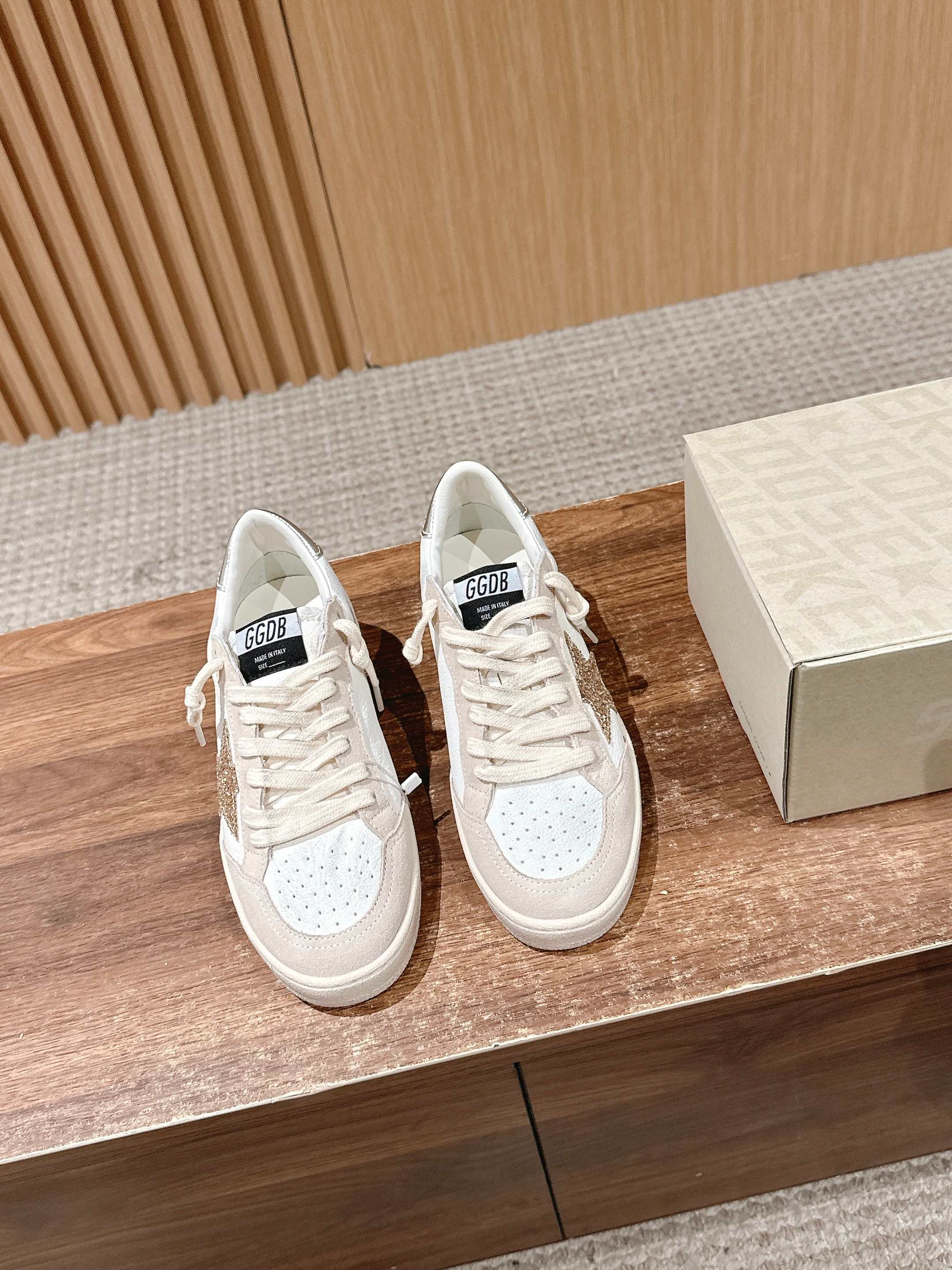 NO:417844,Top version ｜Golden Goose Deluxe Brand New color dirty shoes~~ To the point of being red, white shoes, and various small dirty shoes!  Celebrity private server demonstration × It’s so versatile!  No need to worry about washing shoes anymore!  The best white shoes to wear, the last is the same as the original one. The round and flat toe is very formal, not bloated and delicate. The original custom cowhide (the essence of old making) inner towel + cowhide foot pad The original mold opening 3.5cm high-enhancing latex insole irregularly polished to make the torn upper, and even the soles are polished and worn. SIZE35-39 (40 custom made without return or exchange), casual shoes/sneakers, sneakers, cowhide19860909顶级版本   ｜Golden Goose Deluxe Brand 新配色小脏鞋~~火红程度上怼小白鞋,下踩各类小脏鞋！明星私服上脚示范 ×就是这么百搭 ！再也不用担心洗鞋的问题啦！ 最好穿的小白鞋,楦型和原版无差了,圆扁的鞋头修的非常正,不臃肿很秀气 鞋面原版定制牛皮（做旧精髓所在） 内里毛巾+牛皮垫脚 原版开模3.5cm内增高乳胶鞋垫 不规则手工打磨做破鞋面,就连鞋底也是打磨做旧的 SIZE35-39（40定做不退换）,休闲鞋/运动鞋,sneakers,cowhide,Women's Shoes