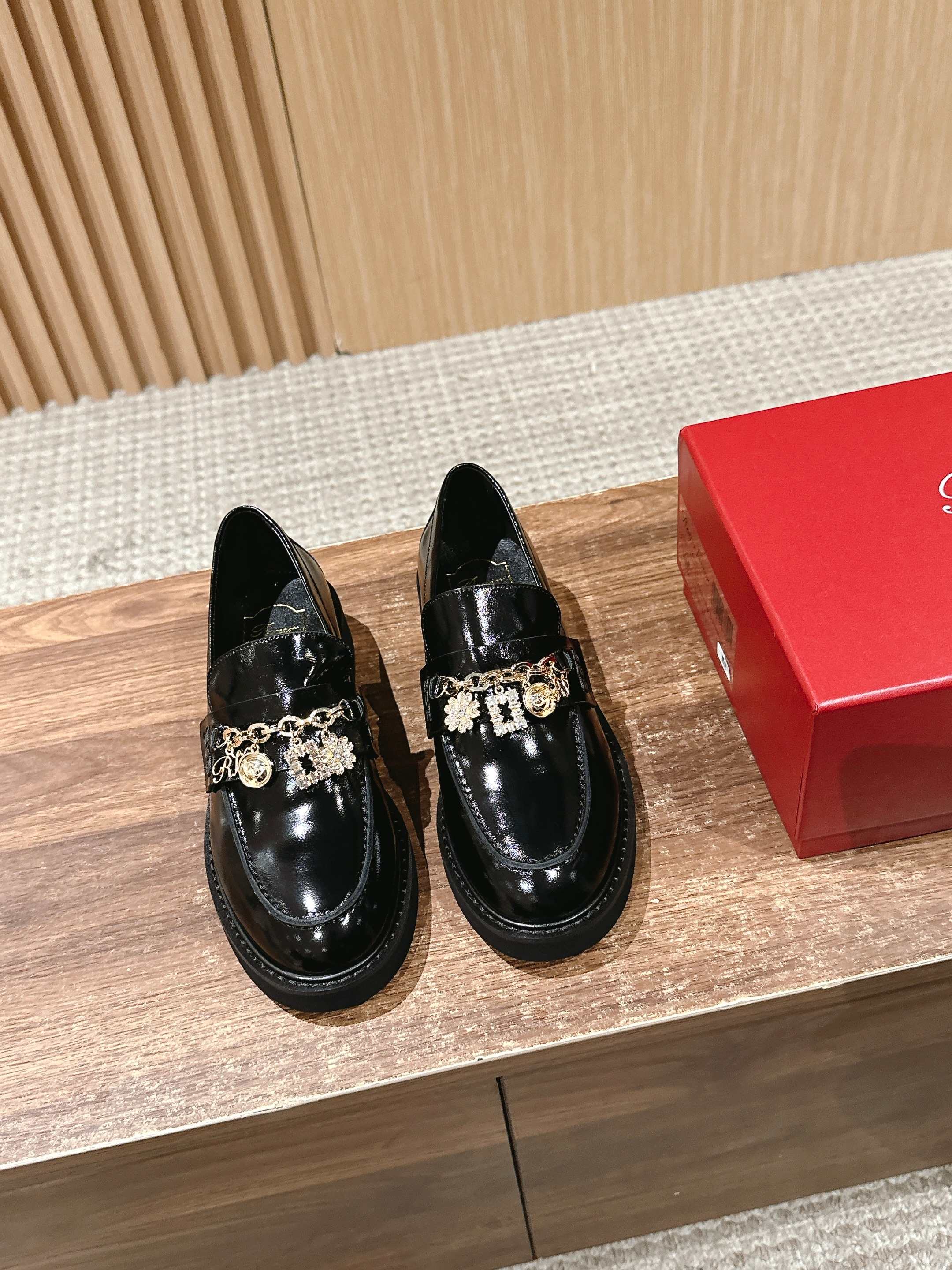 NO:411453,/Roger Vivia Spring and summer Padded thick-soled ankle boots are handsome and stylish. The zigzag sole has strong grip, ensuring steady steps. Open beaded cowhide. Advanced drill buckle, Eva foamed sole, light and comfortable. Size35/39 (40 custom made without return or exchange), loafers, loafers, boots, cowhide19860909/罗杰维维亚 春夏 带衬垫厚底踝靴帅气有型 锯齿形鞋底拥有强大的抓地力,确保步履稳健 开边珠牛皮 高级的钻扣,Eva发泡大底,轻盈舒适 Size35/39（40定做不退换）,乐福鞋,loafers,boots,cowhide,Women's Shoes