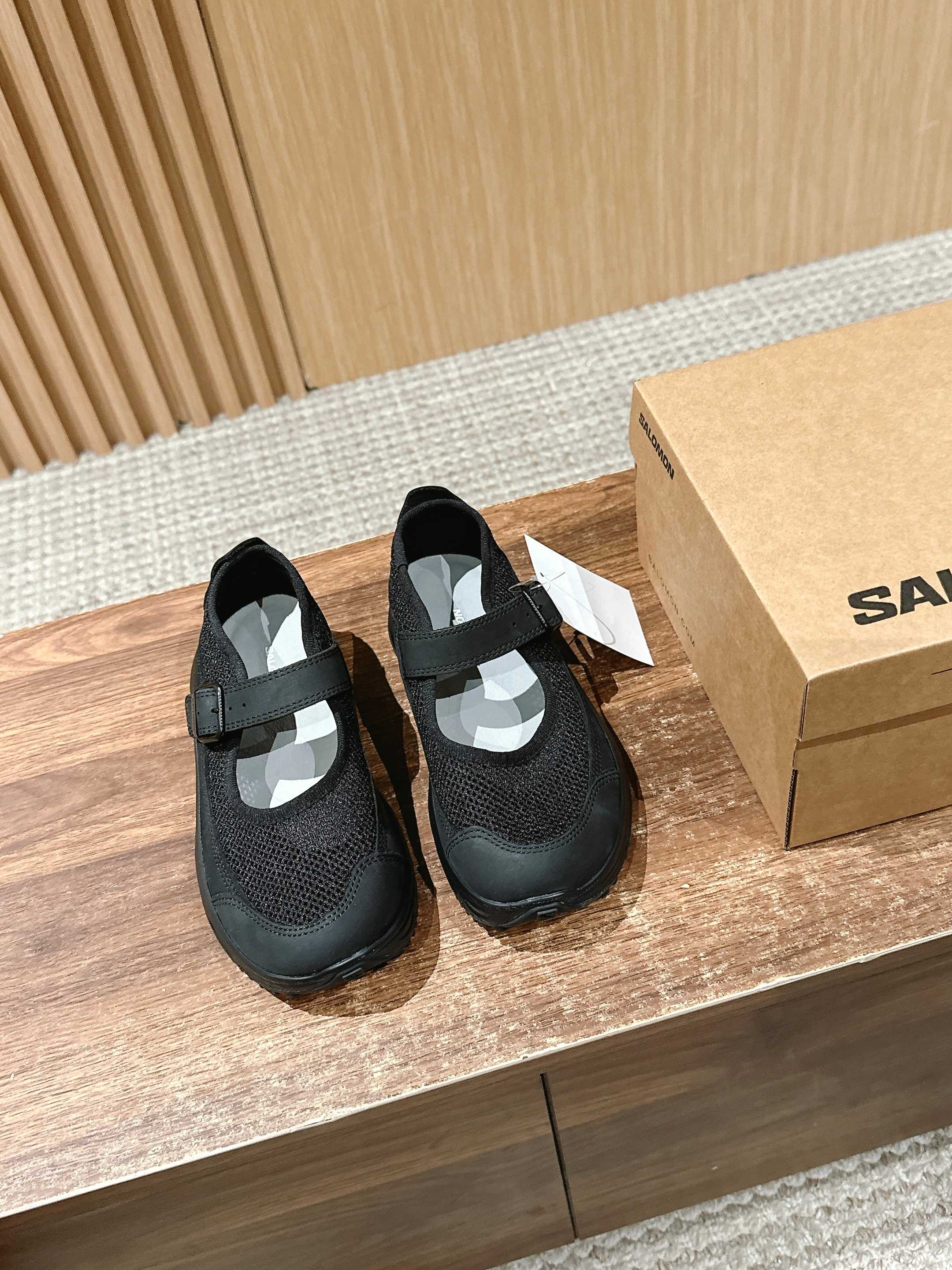 NO:413563,#Salomon Thick-soled Mary Jane Sneakers The summery style of Salomon, the thick sole heightening design not only brings a different sense of comfort, but also can easily lengthen the leg lines, allowing you to instantly transform into long legs!  The simple style can easily hold the whole audience no matter what clothes you match, and cleanfit is easy to wear!  The classic retro styles make every step exude a fashionable charm, and no matter how long it takes, they will be the favorite of the trend. Mary Jane makes sweet and small girls not miss it. What this pair of shoes can bring you is not only fashion, but more confidence and elegance!  When walking, KuKu is windy, and when you wear it, you will become a bird's legs. Fabric: imported suede original breathable mesh. Inner: original imported breathable mesh. Outsole: original mold-opening ultra-light foam material. Size35-39 (40 custom size cannot be returned or replaced), casual shoes/sports shoes, mary jane, sneakers, chamois leather19860909#萨洛蒙厚底玛丽珍运动鞋 夏日气息的萨洛蒙,厚厚的底增高设计,不仅带来不一样的舒适感,还能轻松拉长腿部线条,让你瞬间变身大长腿！ 简洁的款式,无论搭配什么衣服都能轻松hold住全场,cleanfit穿搭轻松get！经典复古的款式,让你的每一步都散发着时尚的韵味,无论多久都会是潮流中的宠儿. 玛丽珍让甜美小个子女生更是不能错过,这双鞋能给你带来的不仅仅是时尚,更多的是自信与优雅！走起路来KuKu带风,穿上直接变小鸟腿 面料: 进口麂皮原版透气网布 内里: 原版进口透气网里  大底: 原版开模超轻发泡材质 Size35-39（40定制码不能退换）,休闲鞋/运动鞋,mary jane,sneakers,chamois leather,Women's Shoes