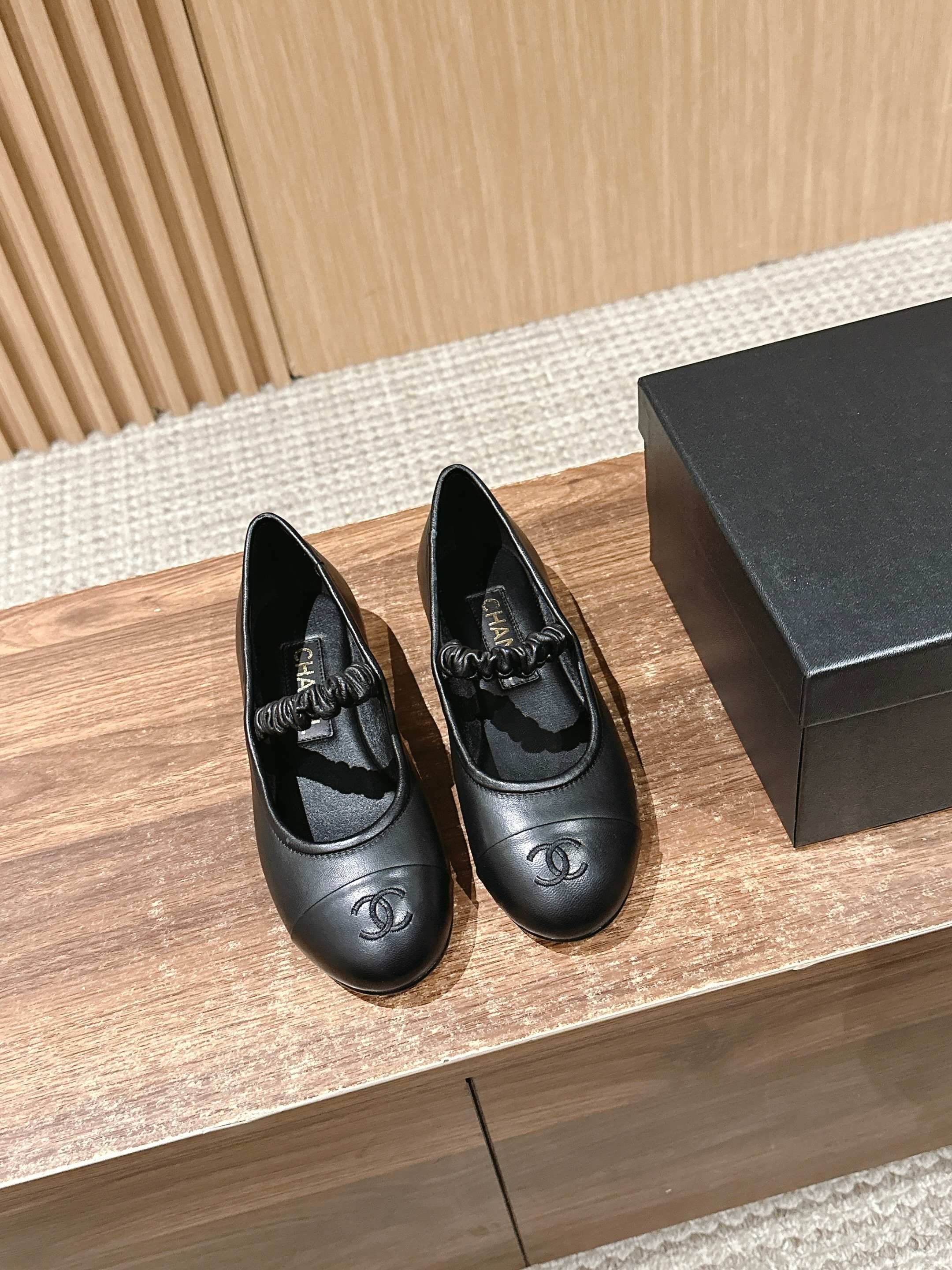 NO:413579,#Leather/Chanel's new elastic elastic Mary Jane is so beautiful!  It’s a style that’s easy to match after so many years!  I will still choose Chanel Mary Jane shoes. The latest new color scheme this year is getting better and better!  A day of hard work is not tiring, suitable for daily commuting match Size35-39 (40 custom made without return or exchange), single shoes, chanel, mary jane19860909#皮面 / 香奈儿新款弹力橡筋玛丽珍也太好看了吧！ 这么多年穿不腻好搭配的款式！我还是会选香奈儿玛丽珍鞋 今年最新款新配色越来越好看了！暴走一天不累适合日常通勤搭配 Size35-39（40定做不退换）,单鞋,chanel,mary jane,Women's Shoes