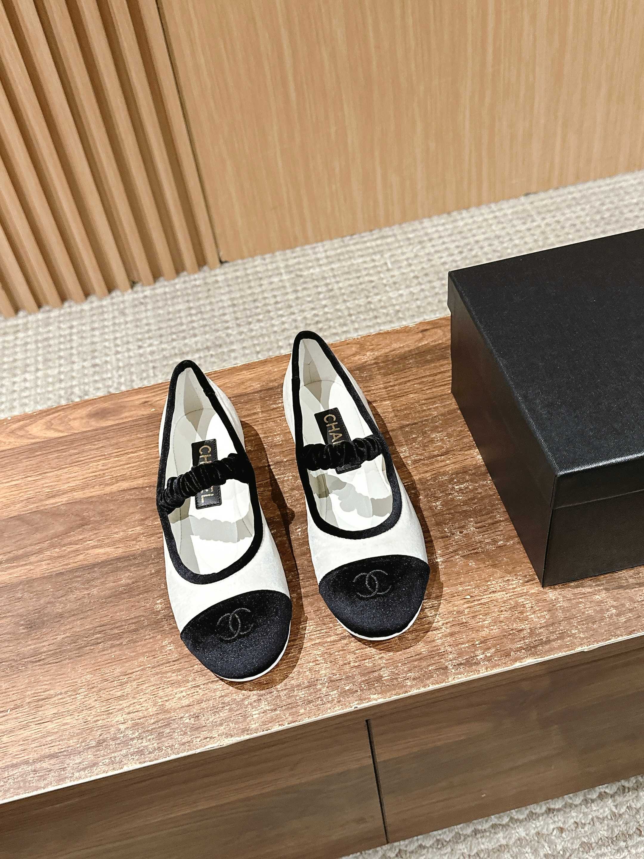 NO:413586,#Suede / Chanel's new elastic elastic Mary Jane looks so good!  It’s a style that’s easy to match after so many years!  I will still choose Chanel Mary Jane shoes. The latest new color scheme this year is getting better and better!  A day of hard work is not tiring, suitable for daily commuting match Size35-39 (40 custom made without return or exchange), single shoes, chanel, mary jane19860909#绒面 / 香奈儿新款弹力橡筋玛丽珍也太好看了吧！ 这么多年穿不腻好搭配的款式！我还是会选香奈儿玛丽珍鞋 今年最新款新配色越来越好看了！暴走一天不累适合日常通勤搭配 Size35-39（40定做不退换）,单鞋,chanel,mary jane,Women's Shoes