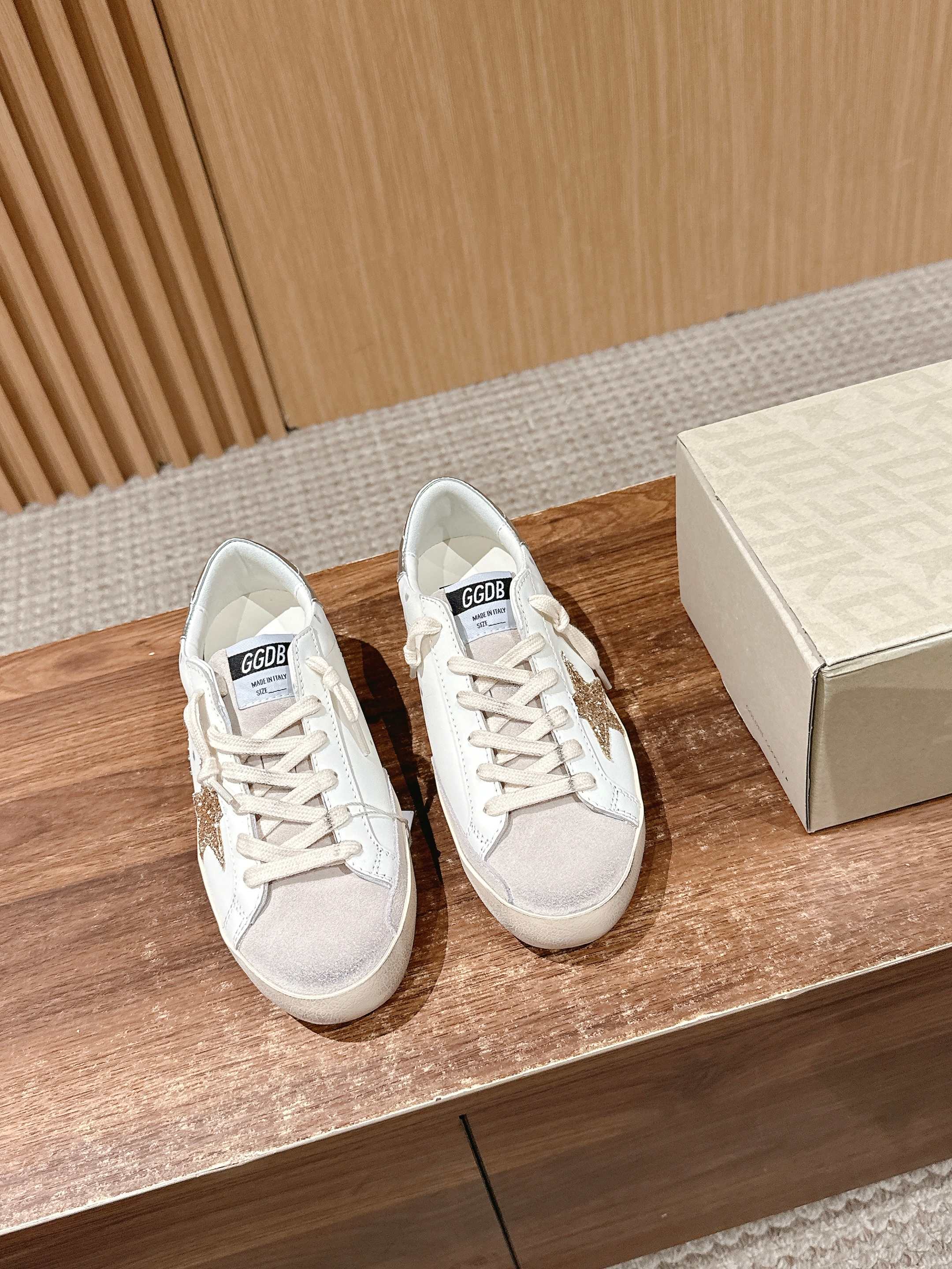 NO:413574,｜Golden Goose Deluxe Brand New color dirty shoes~~ To the point of being red, you can play with white shoes, and you can wear all kinds of dirty shoes!  Celebrity private server demonstration × It’s so versatile!  No need to worry about washing shoes anymore!  The best white shoes to wear, the last is the same as the original one. The round and flat toe is very formal, not bloated and delicate. The original custom cowhide (the essence of old making) inner towel + cowhide foot pad The original mold opening 3.5cm high-enhancing latex insole irregularly polished to make the torn upper, and even the soles are polished and worn. SIZE35-39 (40 custom made without return or exchange), casual shoes/sneakers, sneakers, cowhide19860909｜Golden Goose Deluxe Brand 新配色小脏鞋~~火红程度上怼小白鞋,下踩各类小脏鞋！明星私服上脚示范 ×就是这么百搭 ！再也不用担心洗鞋的问题啦！ 最好穿的小白鞋,楦型和原版无差了,圆扁的鞋头修的非常正,不臃肿很秀气 鞋面原版定制牛皮（做旧精髓所在） 内里毛巾+牛皮垫脚 原版开模3.5cm内增高乳胶鞋垫 不规则手工打磨做破鞋面,就连鞋底也是打磨做旧的 SIZE35-39（40定做不退换）,休闲鞋/运动鞋,sneakers,cowhide,Women's Shoes