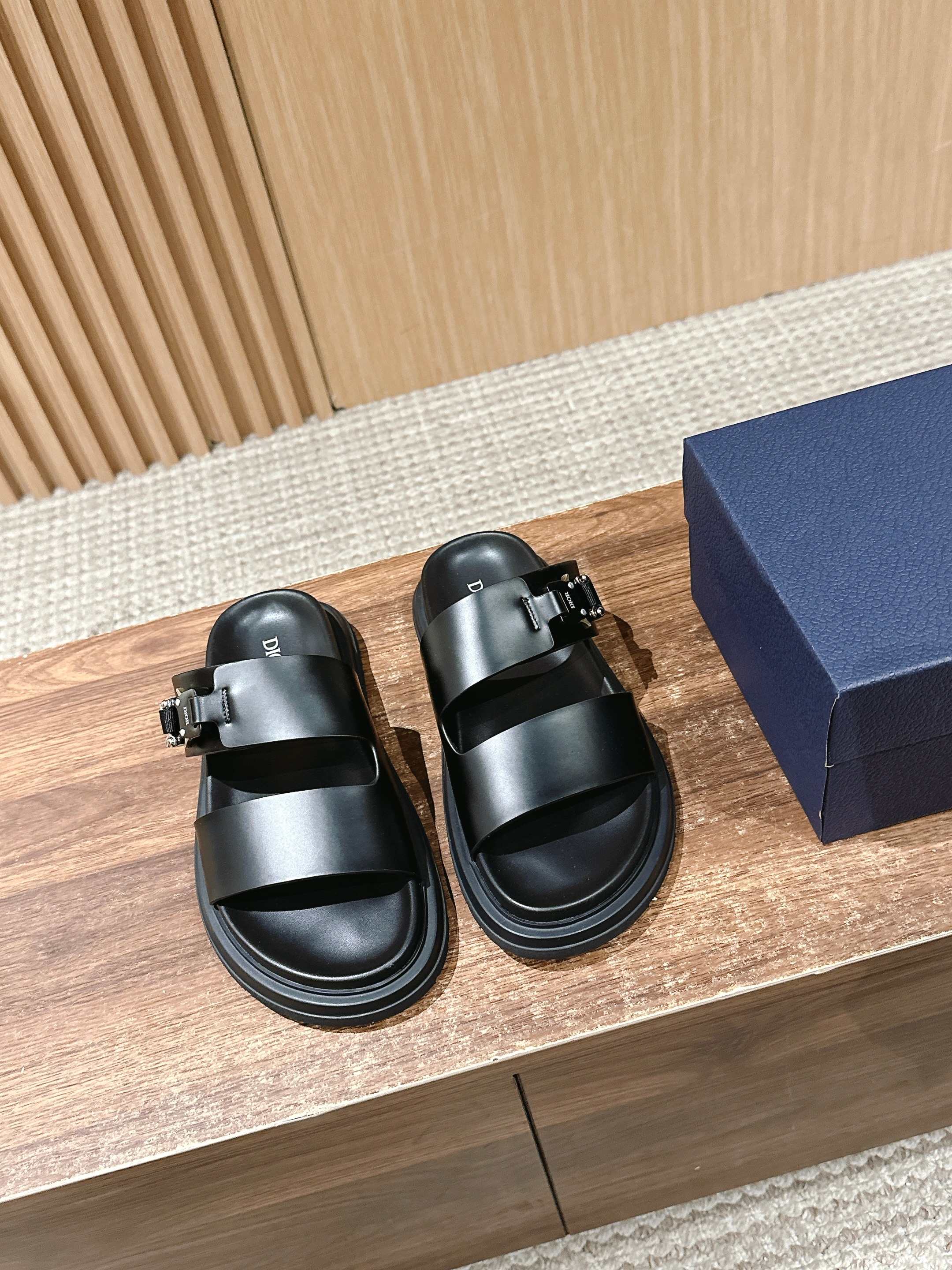 NO:413557,Dior's new men's sandals, hot summer, slippers are really good, suede material + buckle, full of fashion sense Size39-44/45 Customized non-return and exchange, slippers, dior, slippers19860909迪奥新款男士凉拖 夏日炎炎 有拖鞋真行 绒面材质+搭扣 时尚感十足 Size39-44/45定制不退换,拖鞋,dior,slippers,Women's Shoes