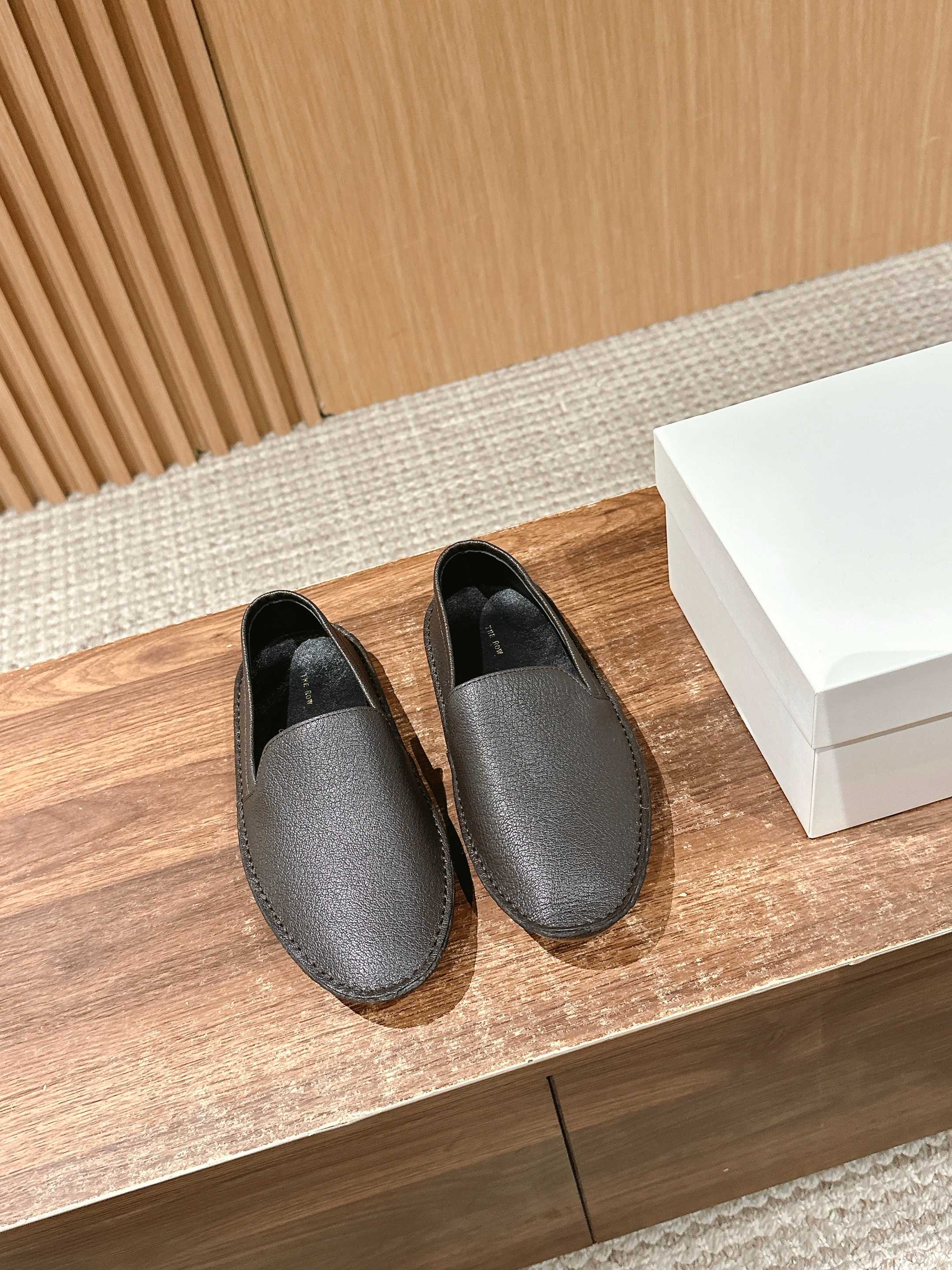 NO:419417,【官网】 #官网官网官网官网官网官网官网官网官网官网官网官网官网官网官网官网官网官网官网官网官网官网官网官网官网官网官网官网官网官网官网官网官网官网官网官网官网官网官网官网官网官网官网官网官网官网官网官网官网官网官网官网官网官网官网官网官网官网官网官网官网官网官网官网官网官网官网官网官网官网官网官网官网官网官网官网官网官网官网官网官网官网官网官�   More importantly, the sole is soft and the foot is super comfortable. Upper: high-end imported deer leather. The lambskin inside the footbed has a very comfortable foot feeling. The soft and delicate sheepskin insole has good breathability and sweat absorption. It is not easy to stuff the feet, and the delicate touch is very comfortable on the foot. Outsole: original open mold TPU sole. Size 35/36/37/38/39/40 (40 no return or exchange), loafers, loafers, sheepskin19860909【莞产】 #两穿懒人大圆头鞋奶奶鞋 MM们都需要一双这样无适柔软的乐福鞋来松弛一下脚丫子,也喜欢 透气舒适的感觉 但真正能做到脚感上乘 要让脚步肌肤获得良好的体验 则必须使用到高级优秀的皮质 而这款纯色乐福鞋当您穿上它之后会说「哇塞!」真是极致的细腻 悠闲自在,将慵懒情怀融入在生活里 被怡然自得的自治所包围. 将走心的设计和诚意满满的面料结合 给平凡的日常生活中传达出简约与优雅,同时显得干净利落,z2还增添了一丝浪漫的色彩！ 更重要是鞋底柔软,上脚超级舒服 鞋面:高端进口鹿皮 脚床内里小羊皮,有着非常舒适的脚感.柔软细腻的羊皮鞋垫,具有良好的透气和吸汗性 不易闷脚,细腻的触感上脚体验很舒适 大底:原版开模TPU大底 尺码35/36/37/38/39/40（40不退换）,乐福鞋,loafers,sheepskin,Women's Shoes