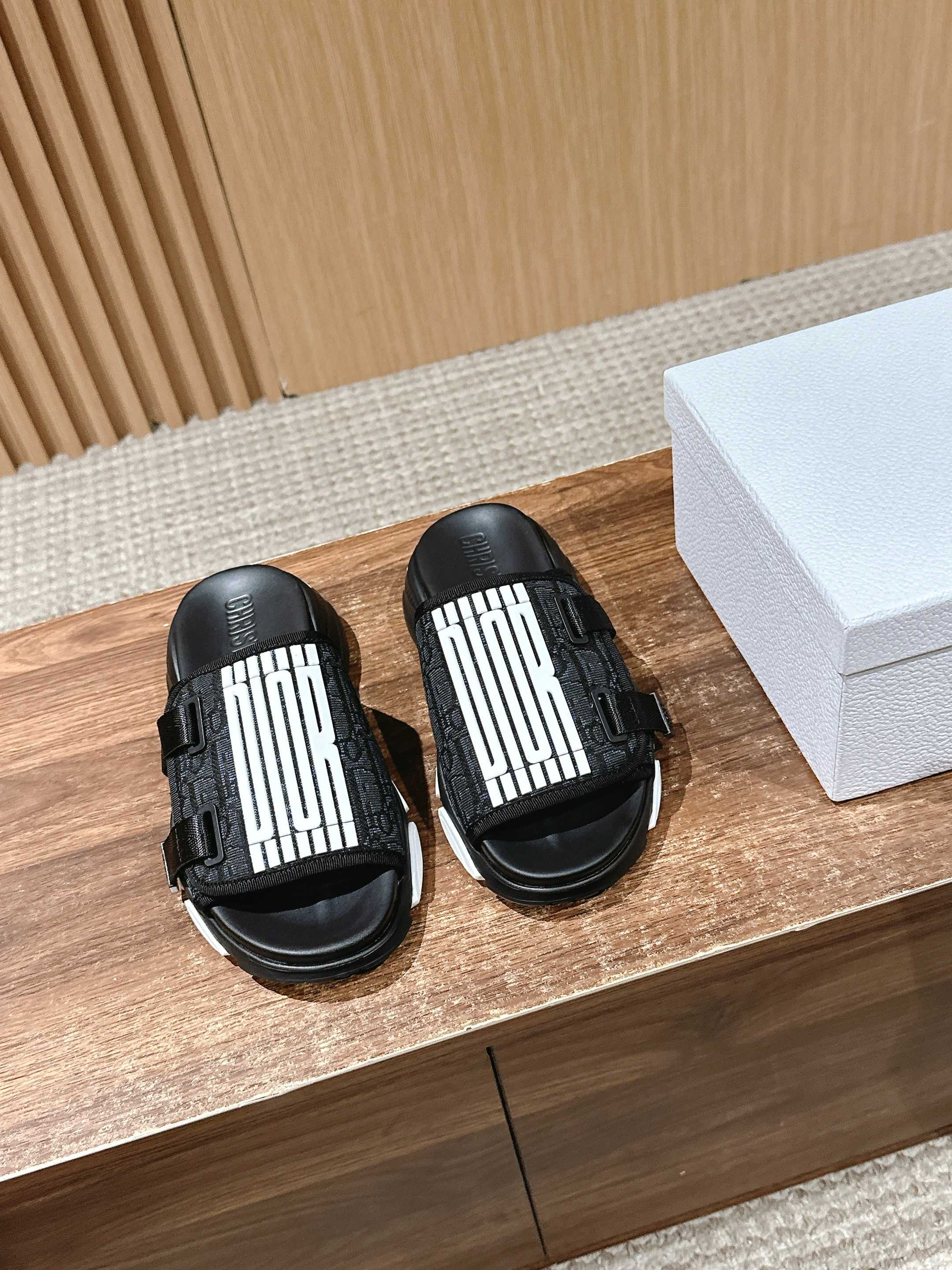 NO:421149,Top version # Dior's new thick-soled beach drag design concept sandals and sports shoes elements combination. The style is very fashionable and fashionable. The upper is adjustable and elastic!  Specific technology fabrics # Exclusive mold opening TPU+PU foam bottom Size35-39 (40/41/42 custom made without return or exchange), slippers, dior, sandals, sneakers, slippers19860909顶级版本 # 迪奥新品厚底沙滩拖 设计理念凉鞋加运动鞋元素搭配组合 款式非常时髦洋气百搭增高 鞋面两条魔术贴可调节松紧！特定科技面料# 独家开模TPU+PU发泡底 Size35-39（40/41/42定做不退换）,拖鞋,dior,sandals,sneakers,slippers,Women's Shoes