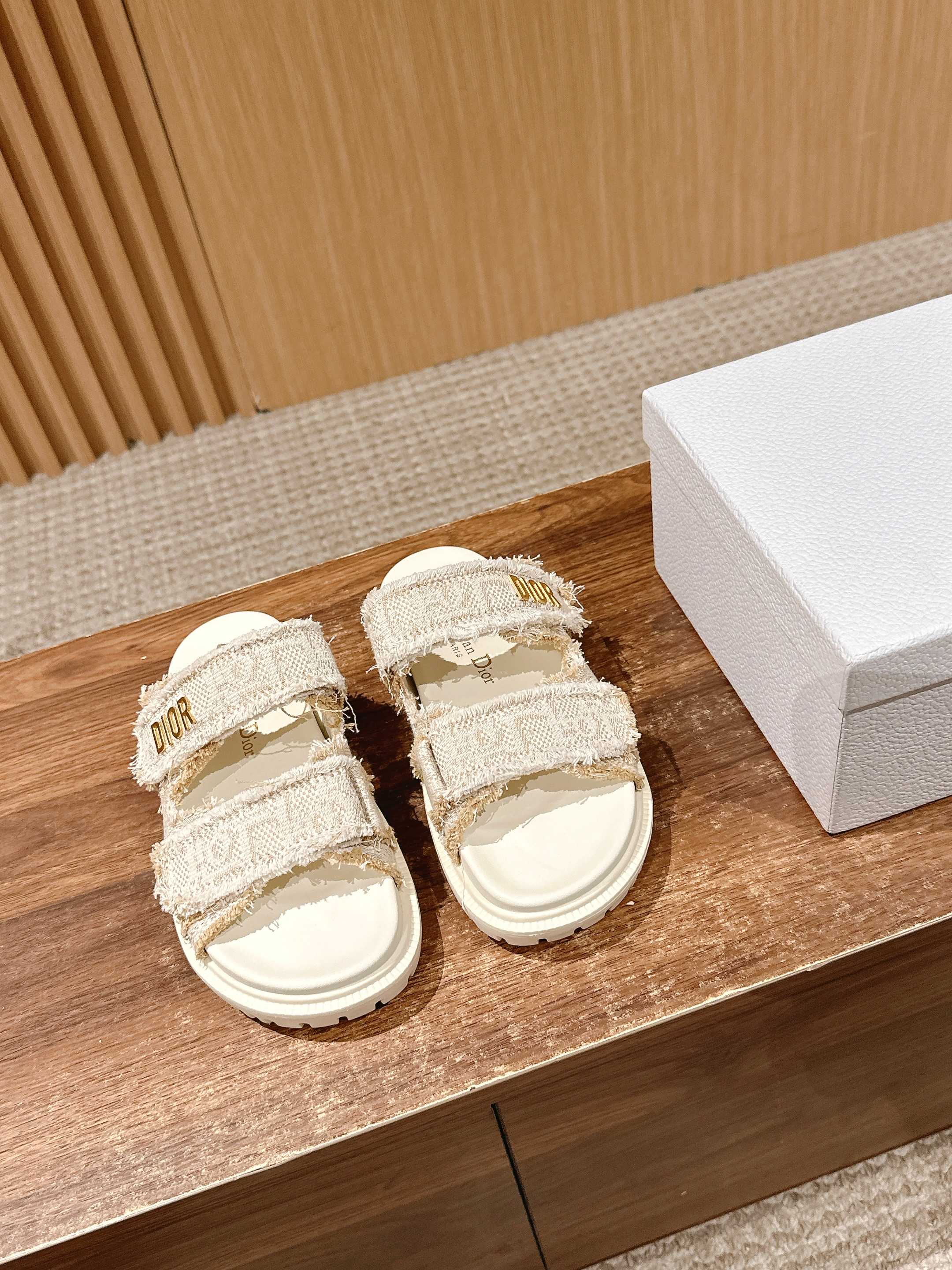 NO:421158,Top version Dior's latest popular sandals, classic upgraded Velcro sandals, original replica, super durable and super versatile, very comfortable to put on, slim and white, upper original cowhide, sheepskin, original d hardware buckle, original mold opening TPU outsole Size35-39 (40/41 custom made without return or exchange), sandals, dior, sandals, slippers, cowhide, sheepskin19860909顶级版本  迪奥最新火爆凉鞋 经典升级魔术贴凉拖鞋 原版复刻 超耐看超百搭款 上脚非常舒适 显瘦又显白 鞋面原版牛皮 羊皮里 原版d五金扣 原版开模TPU大底 Size35-39（40/41定做不退换）,凉鞋,dior,sandals,slippers,cowhide,sheepskin,Women's Shoes