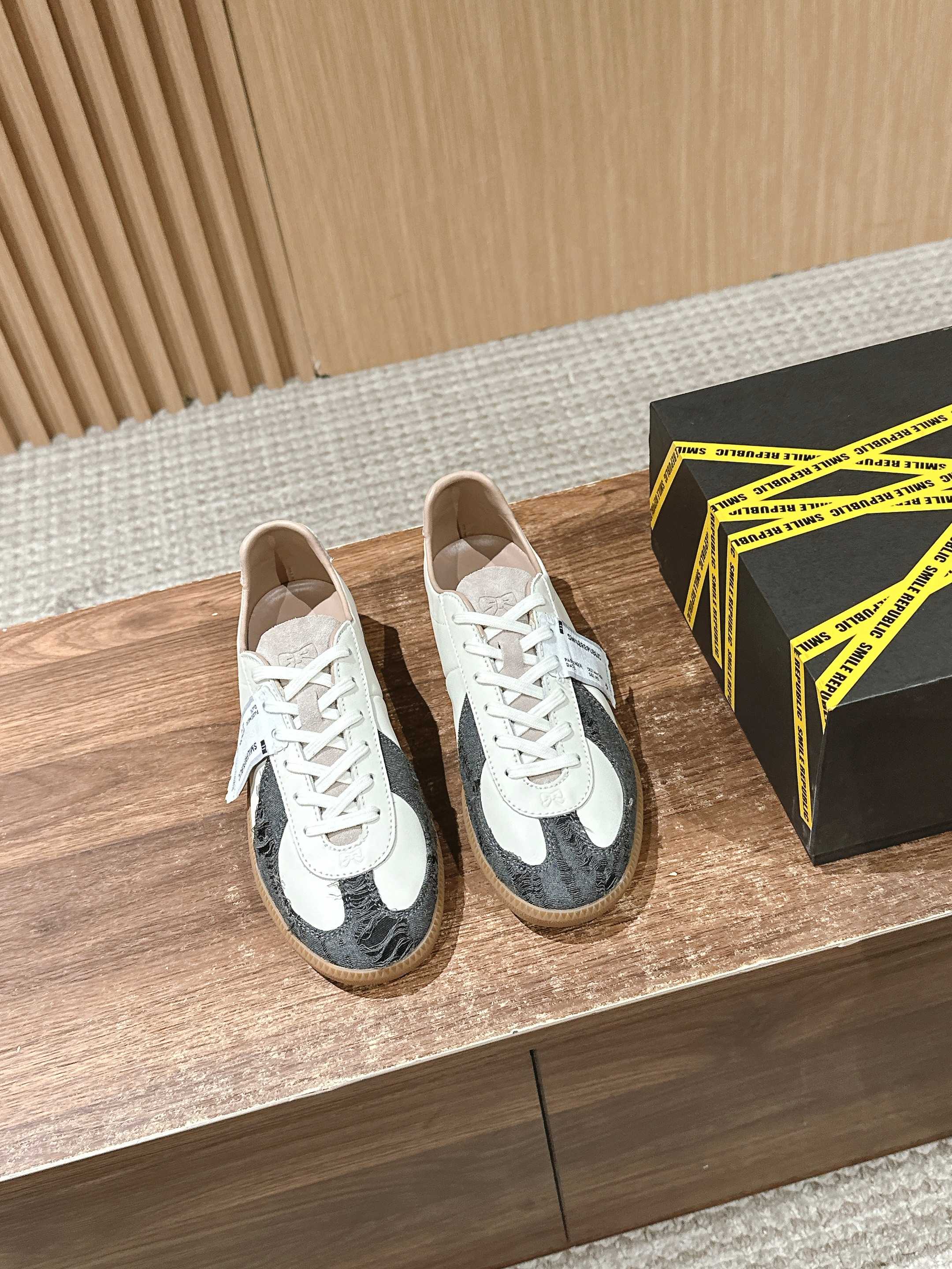 NO:418993,#New German training shoes Haiyan Keluli's slightly sweet ballet style in summer. It collides with a retro outline. The flexible sole is like stepping on a cloud. The light wrapping feels quietly confiscated the fatigue of the whole day. The minimalist lines outline the high-end texture. Use low-key exquisiteness to create your own style. Hehe!  First experience. This time, I actually have my own pearl bow shoe flower. The foot is retro and a little sweet. The contrasting sky blue color is also a bit sea salt and a lush style~ Size35/39 (40 custom made without return or exchange), casual shoes/sports shoes, sneakers19860909#新款德训鞋 海盐可露丽夏日微微甜芭蕾风 以复古轮廓碰撞圆头设计 柔韧鞋底如同踩在云朵上 轻盈的包裹感,把一整天的疲惫悄悄没收  极简线条勾勒高级质感 用低调的精致,独创自己的风格 嘿嘿！抢先体验 这次居然还有自带珍珠蝴蝶结鞋花 上脚复古又有点小甜感 撞色大的天蓝色 还有点海盐可露丽风了～ Size35/39（40定做不退换）,休闲鞋/运动鞋,sneakers,Women's Shoes