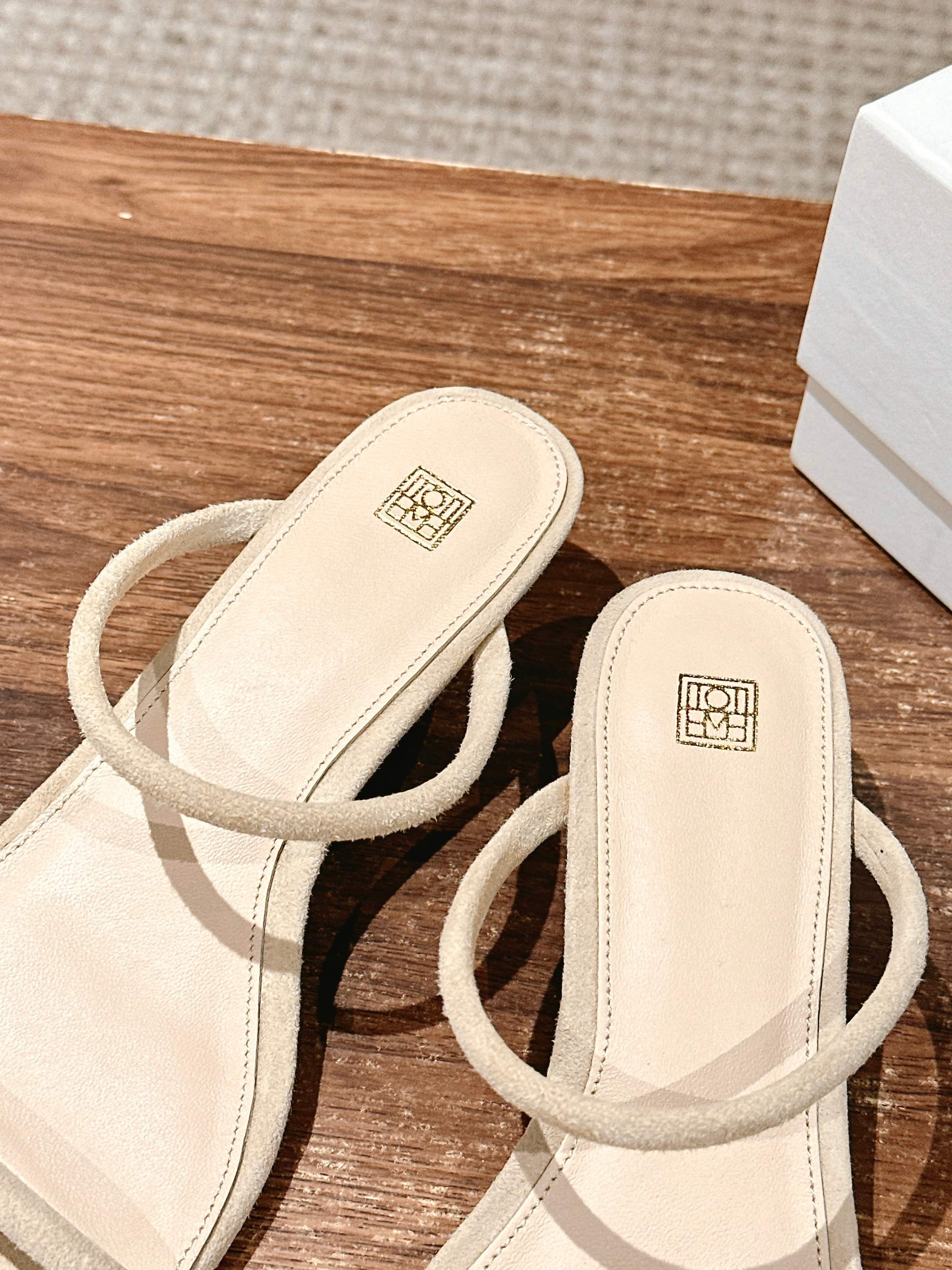 “Northern European Elegance: Toteme Small Scroll of Scoundrel in Imported Velvet” - 图片 6