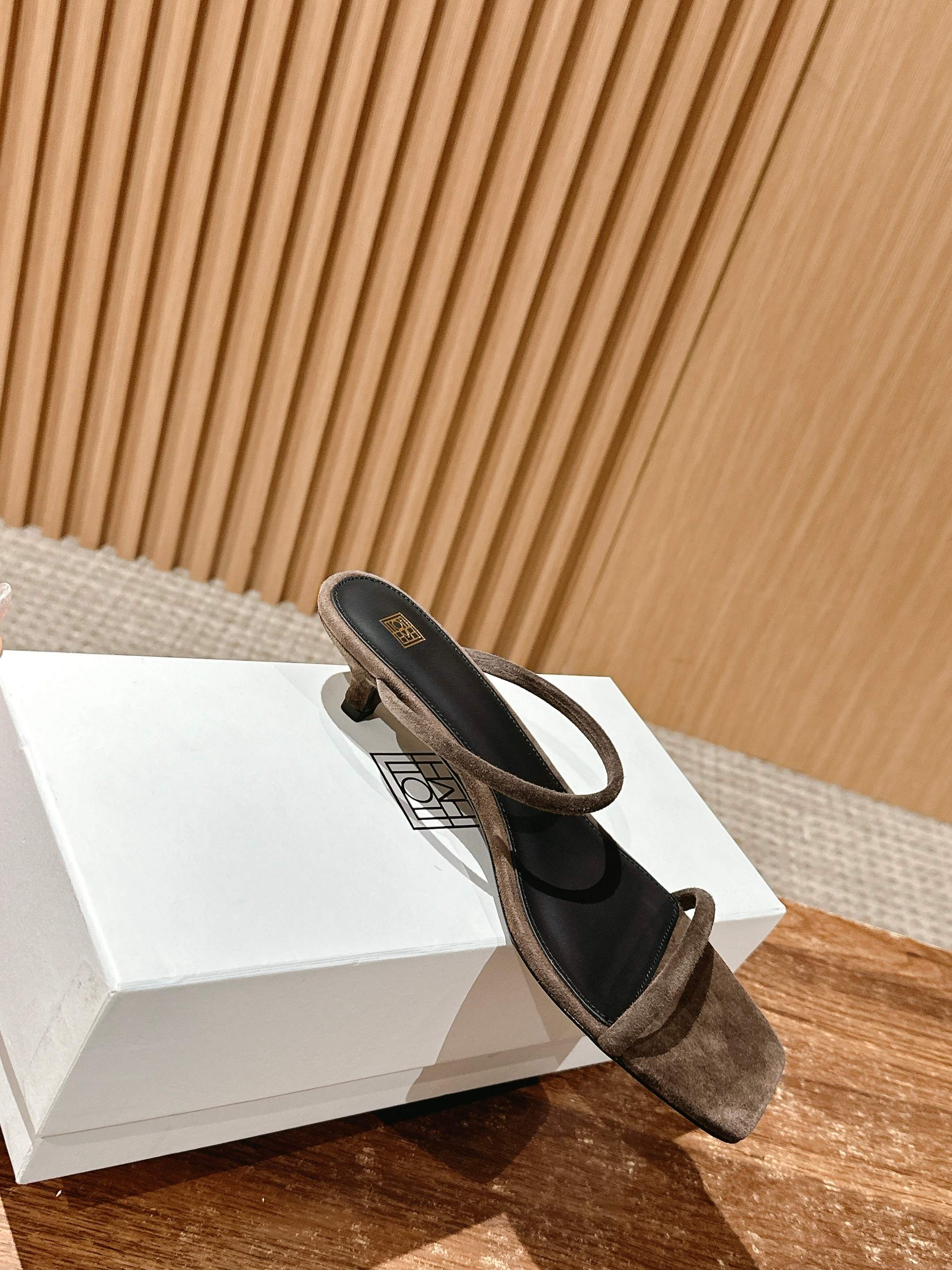 “Toteme# Small Scroll of Scoundrel: Elegant, Comfortable, and Resilient Velvet Shoes” - 图片 3