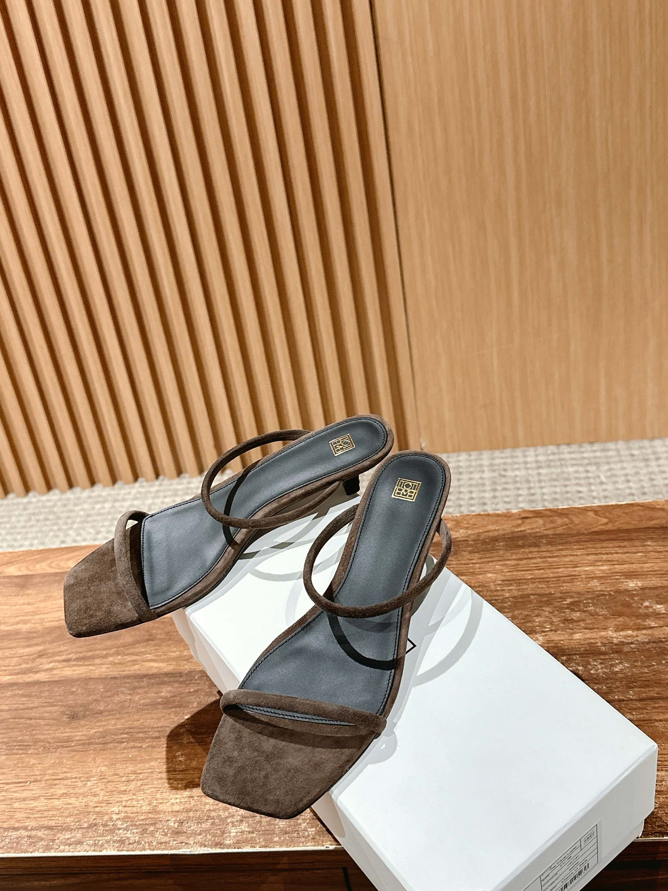 “Toteme# Small Scroll of Scoundrel: Elegant, Comfortable, and Resilient Velvet Shoes” - 图片 4