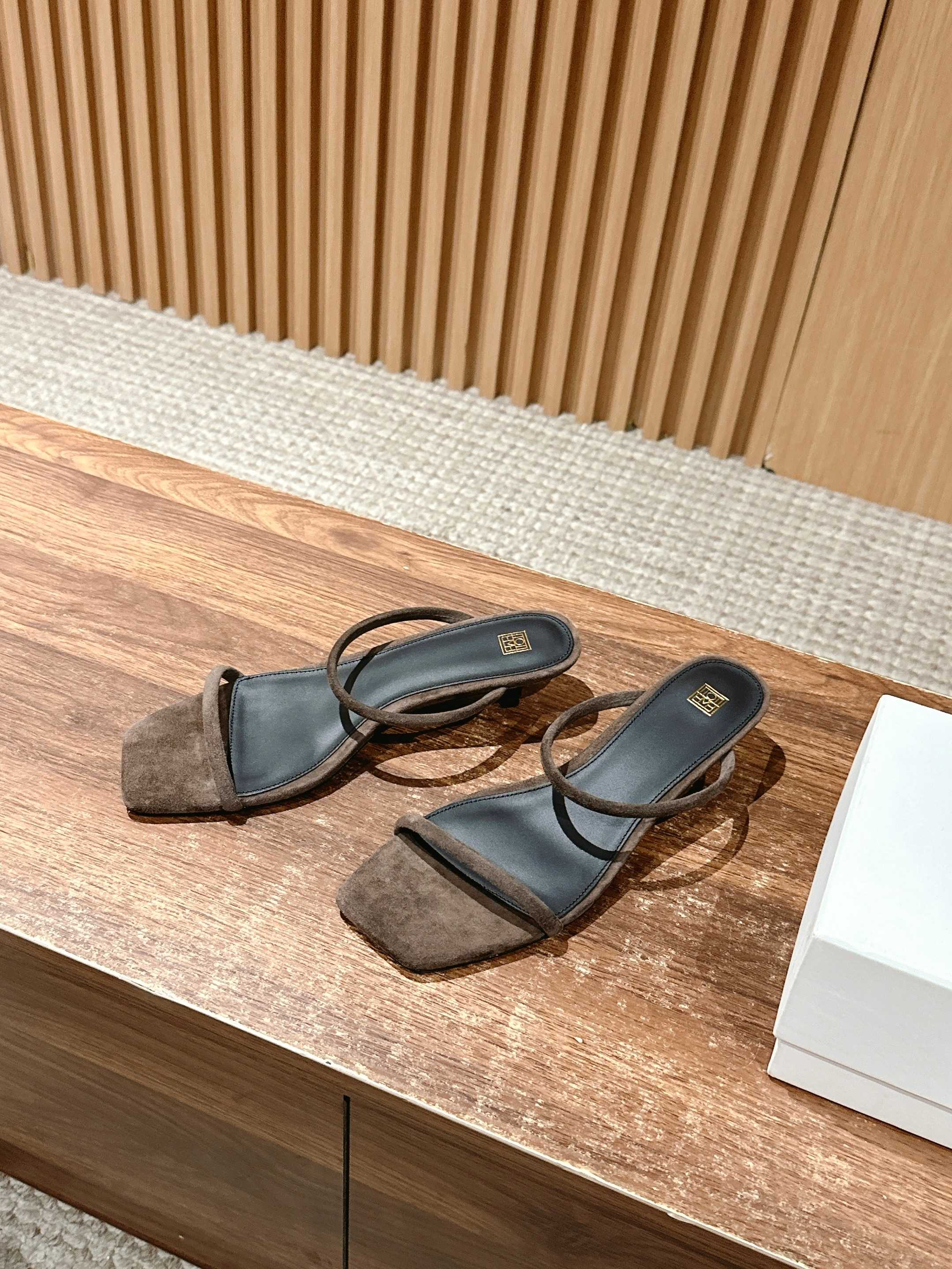 “Toteme# Small Scroll of Scoundrel: Elegant, Comfortable, and Resilient Velvet Shoes” - 图片 2