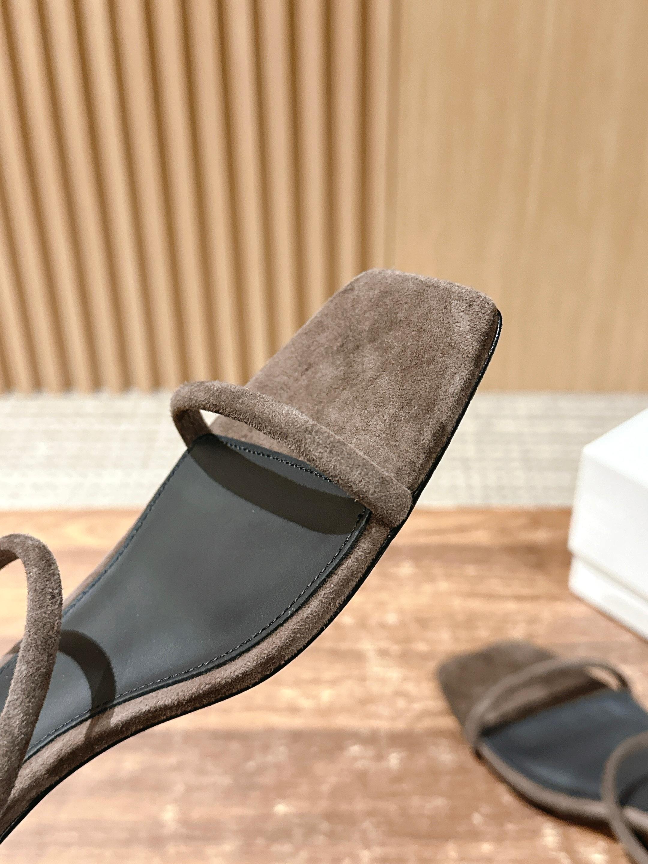 “Toteme# Small Scroll of Scoundrel: Elegant, Comfortable, and Resilient Velvet Shoes” - 图片 6