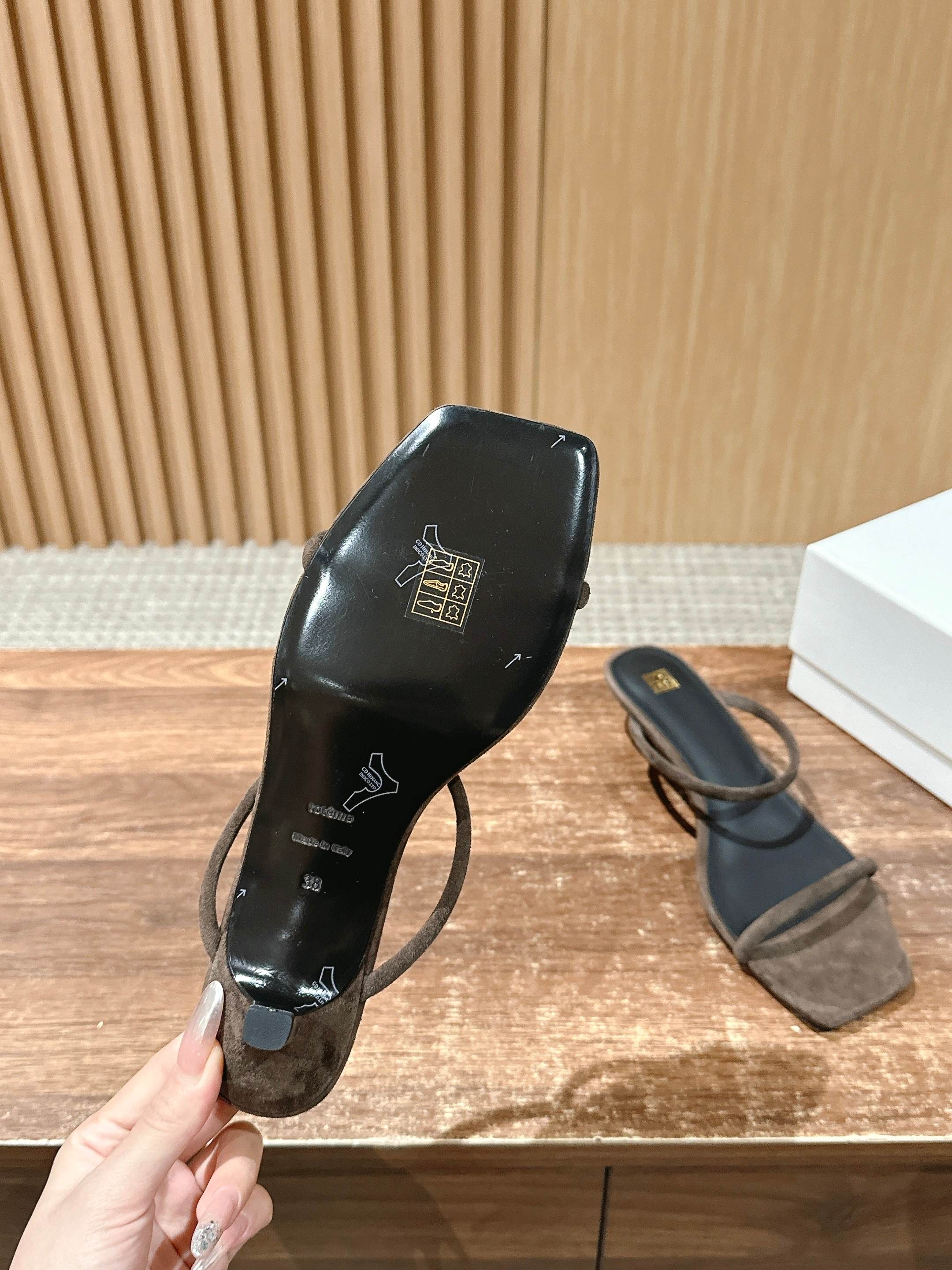 “Toteme# Small Scroll of Scoundrel: Elegant, Comfortable, and Resilient Velvet Shoes” - 图片 9