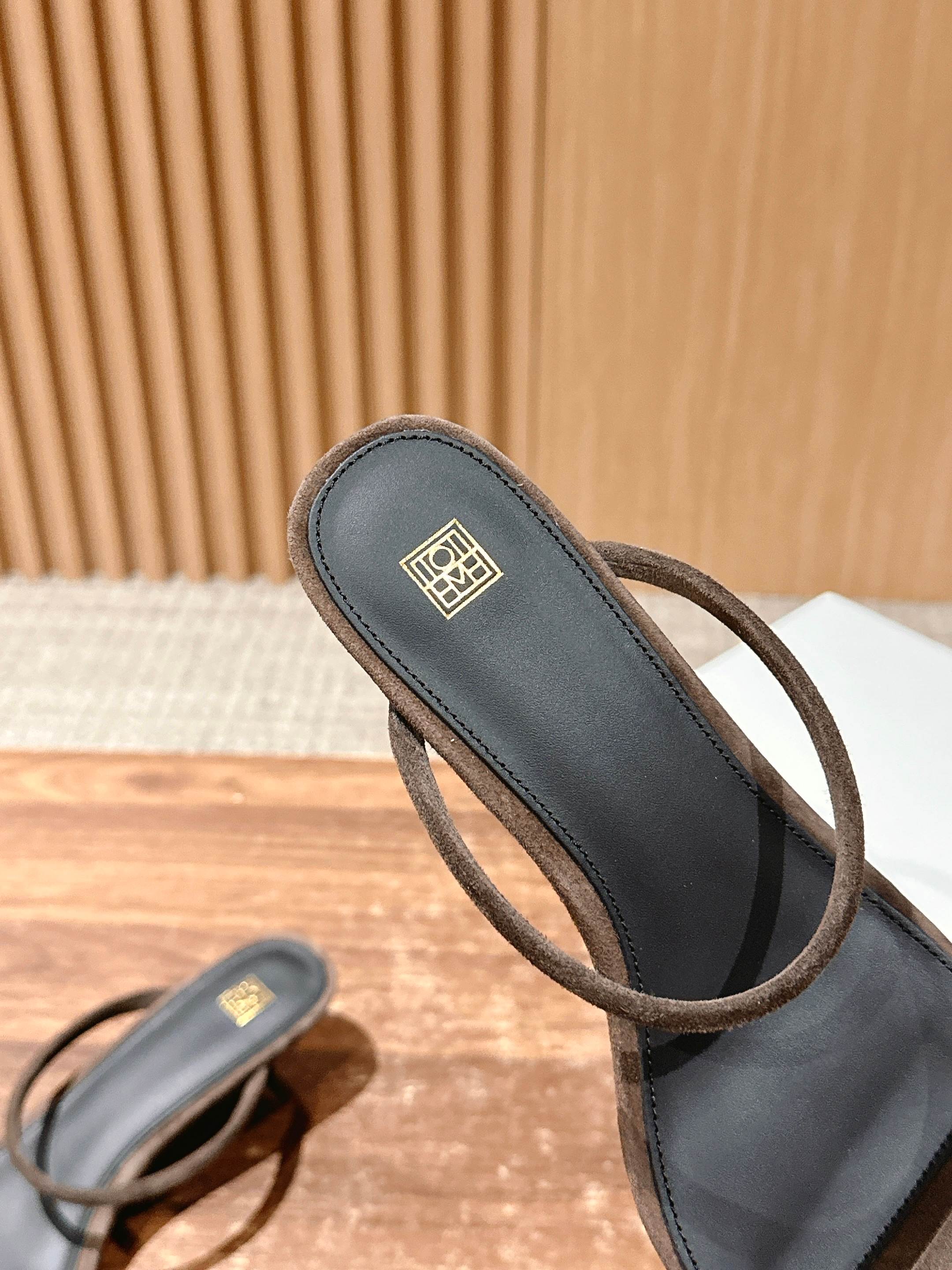 “Toteme# Small Scroll of Scoundrel: Elegant, Comfortable, and Resilient Velvet Shoes” - 图片 8
