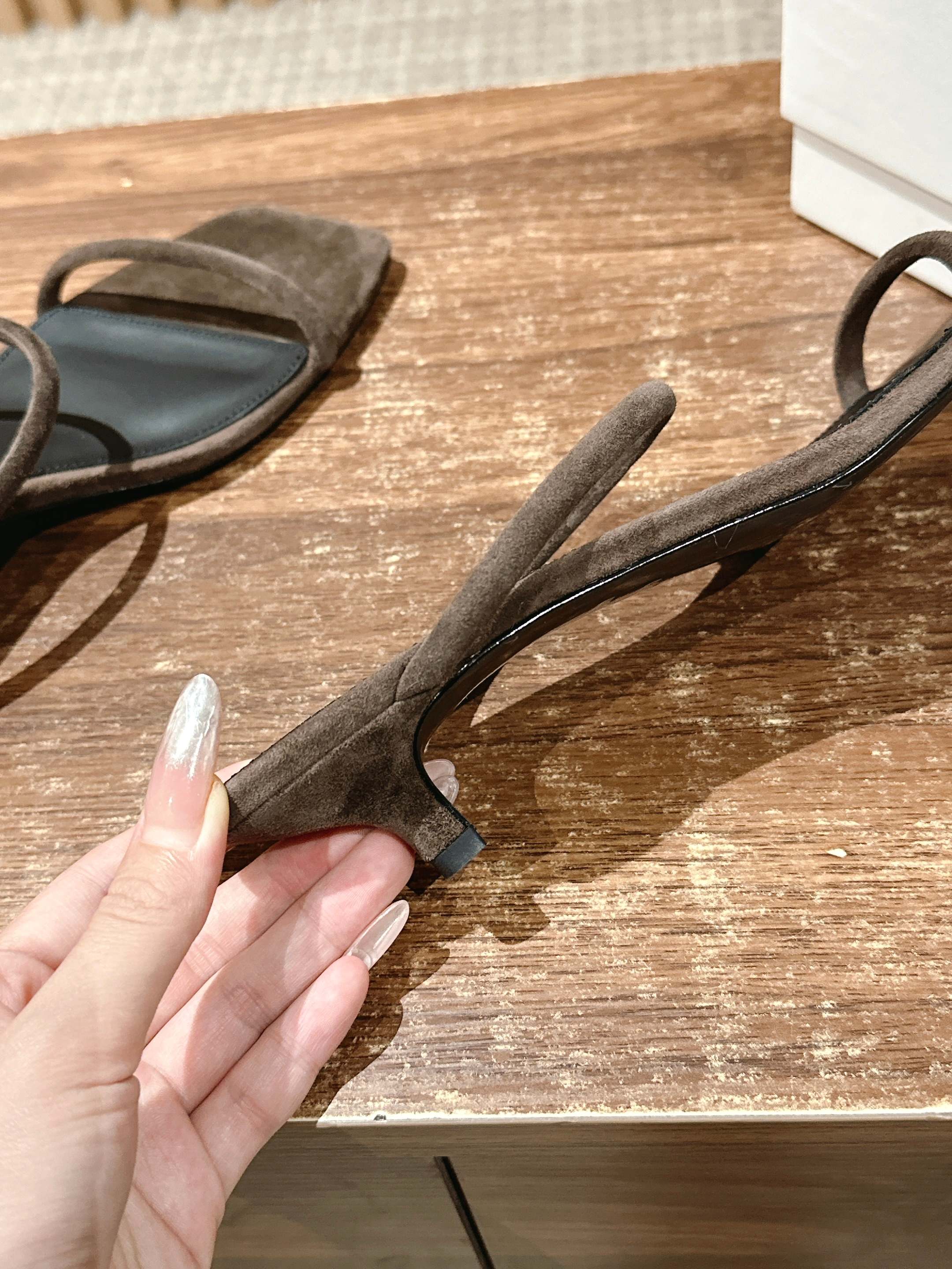 “Toteme# Small Scroll of Scoundrel: Elegant, Comfortable, and Resilient Velvet Shoes” - 图片 7