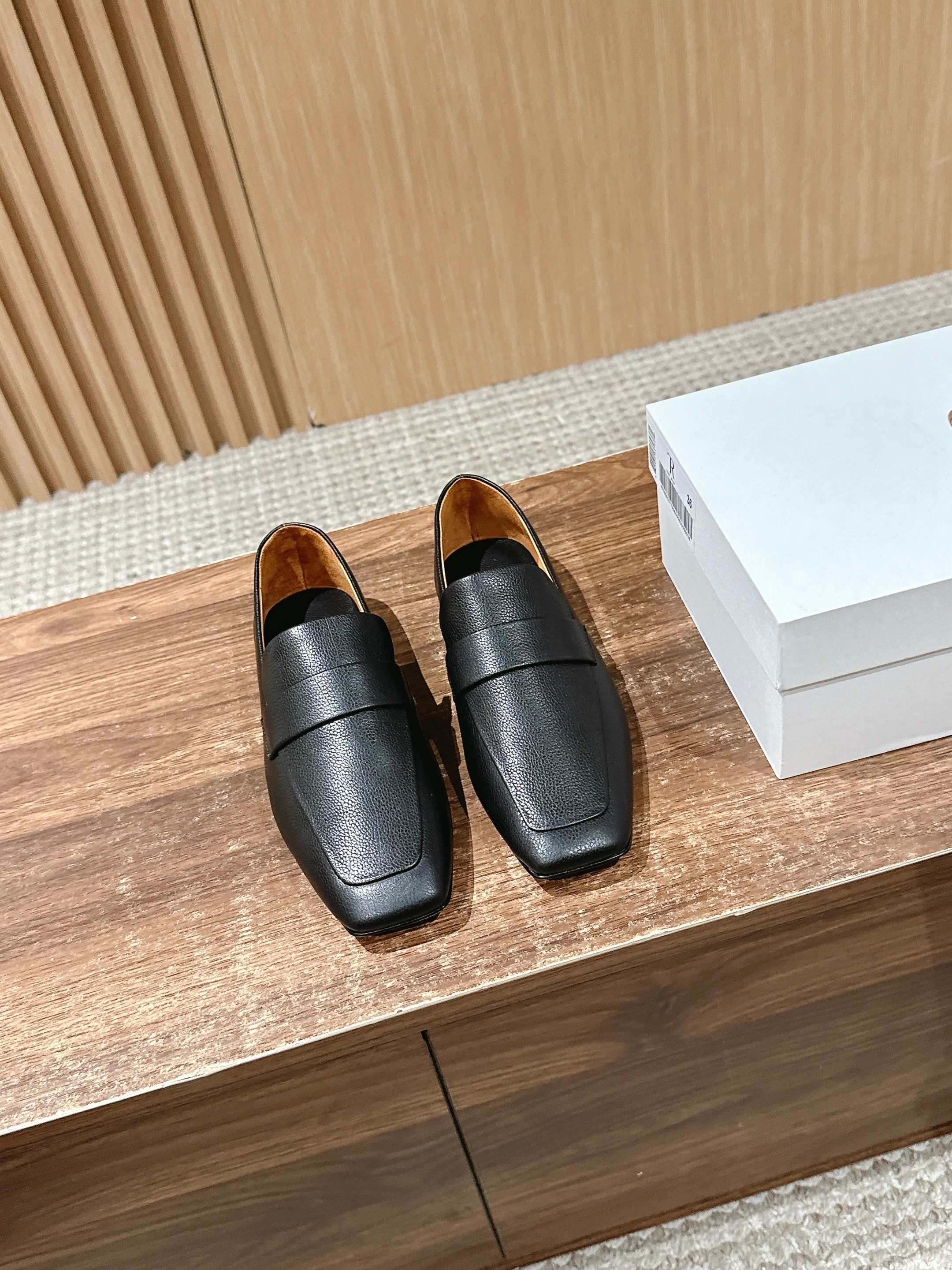 NO:419368,【Dongguan】 #New square-toed loafers This pair of loafers is simply a model of minimalist aesthetics!  The square head design is neat and elegant, and it modifies the foot shape perfectly balances the sense of fashion and comfort. When you wear it, you will instantly open your aura. The minimalist appearance does not have too many complicated decorations, but it becomes the versatile king of the dressing industry with its smooth lines and exquisite workmanship. It is casual and comfortable to wear jeans, and it is capable and neat. When paired with jeans, it shows its elegant temperament and is easy to adapt to various occasions and switches between different styles. The fabric is made of original custom leather, and the inner foot pads are all water-dyed cowhide. The size is 35/36/37/38/39/40 (40 is not returned or exchanged), loafers, jeans, business suit, cowhide19860909【莞产】 #新品方头乐福鞋 这双乐福鞋简直是极简美学的典范！方头设计利落大气 又修饰脚型完美平衡了时髦感与舒适度穿上它 瞬间气场全开. 极简的外观没有过多繁杂的装饰,却凭借流畅的线条和精致的做工成为穿搭界的百搭之王.搭配牛仔裤 随性又自在,换上西装裤 干练又利落；搭配连衣,则尽显优雅气质轻松适配各种场合 在不同风格间自由切换. 面料采用原版定制皮料,内里垫脚均为水染牛皮,意大利进口牛皮大底 尺码35/36/37/38/39/40（40不退换）,乐福鞋,loafers,jeans,business suit,cowhide,Women's Shoes