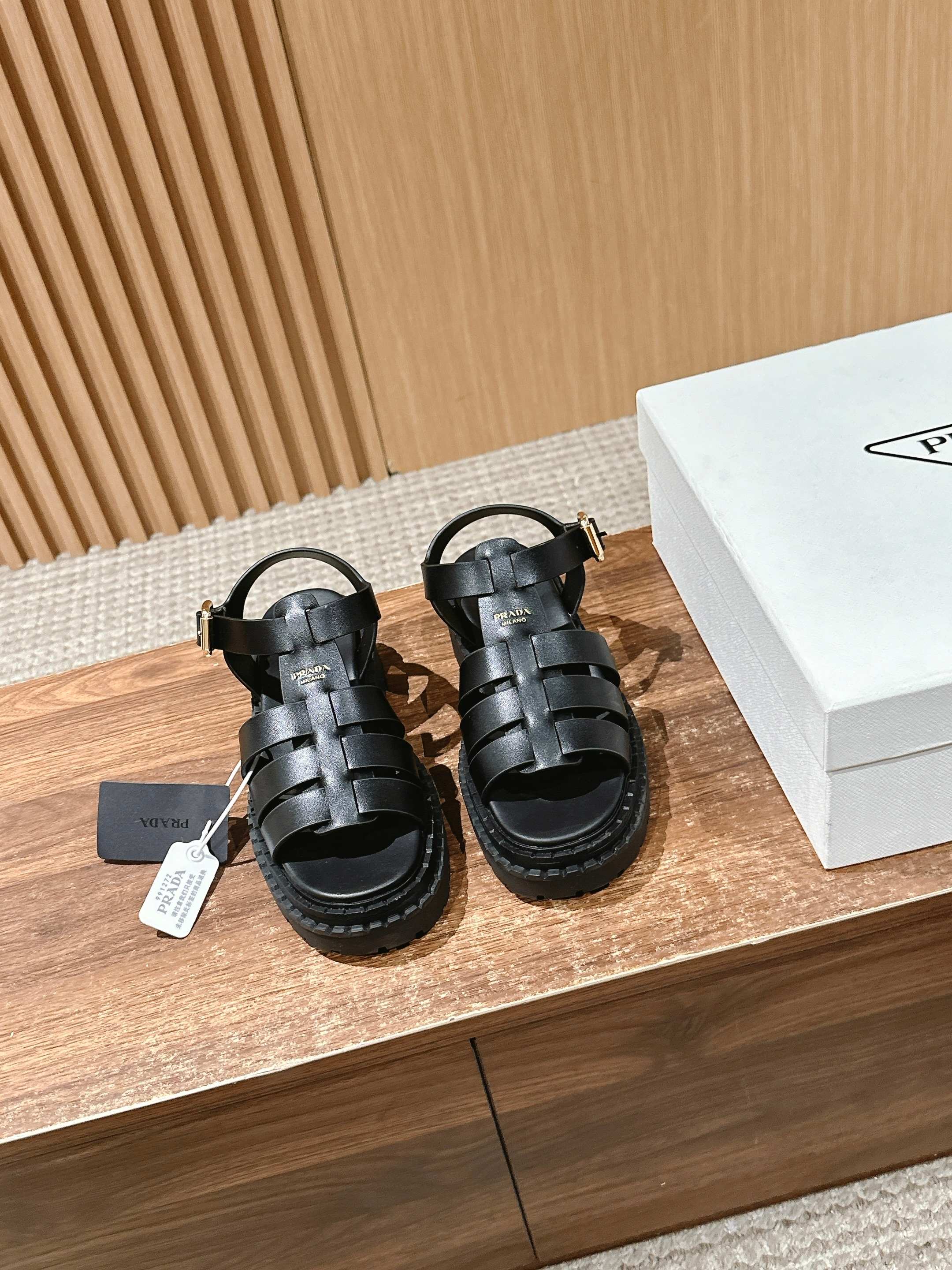 NO:438770,Prada's new thick-soled sandals and pig cage shoes Roman style makes the whole pair of shoes light and comfortable Leather edge strip TPU outsole Size35-39 (40/41 custom-made non-return and exchange), sandals, prada, sandals19860909普拉达新款厚底凉鞋猪笼鞋 罗马风格 让整双鞋轻便舒适 真皮沿条 TPU大底 Size35-39（40/41定制不退换）,凉鞋,prada,sandals,Women's Shoes