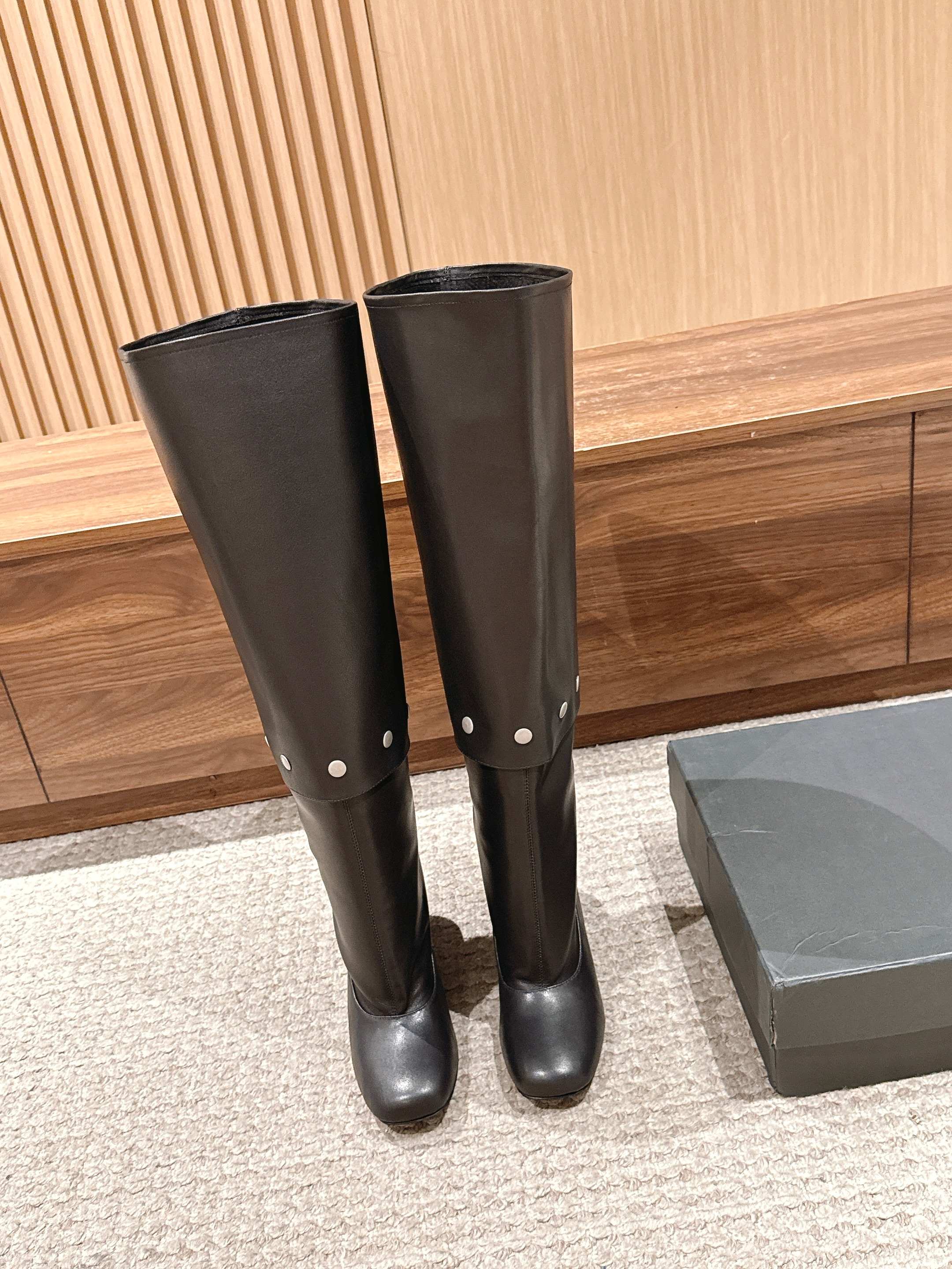 NO:438756,-#New beautiful thick heel and thick sole piles of boots. I heard that the whole network is looking for this pair of boots. Paloma wool is really beautiful and beautiful. I want to say it three times!  The metal boots can also be removed into ankle boots!  Thick legs are also loose and look very slimming!  It feels very comfortable to try on, because the heel is thick and the heel is not high. The toe is round, so it is not easy to squeeze your feet, so there is a lot of room for wear. It is very easy to wear. It is very wearable. If you remove the boot barrel and you can wear it as an ankle boot. If you put the boot barrel on, the laziness of stacking will come out again!  Cowhide material, wear-resistant and non-slip rubber sole Size35-39 (40/41 custom-made, non-return and exchange), boots, boots, cowhide19860909-＃新款绝美粗跟厚底堆堆靴 听说全网都在找 paloma wool这双靴子是真的很美很美很美 要说三遍！金属筒靴的部分还可以拆卸变成踝靴！粗腿穿起来也是宽松的效果并且很显瘦！试穿感觉舒适度还是很高的,因为鞋跟是粗跟,而且跟高不高.鞋头是圆头,也不容易挤脚,有很大的空问.可穿性很高,拆了靴筒可以当踝靴穿,套上靴筒的话,那种堆叠慵懒的感觉又一下子出来了！ 牛皮材质 耐磨防滑橡胶大底 Size35-39（40/41定制不退换）,靴子,boots,cowhide,Women's Shoes