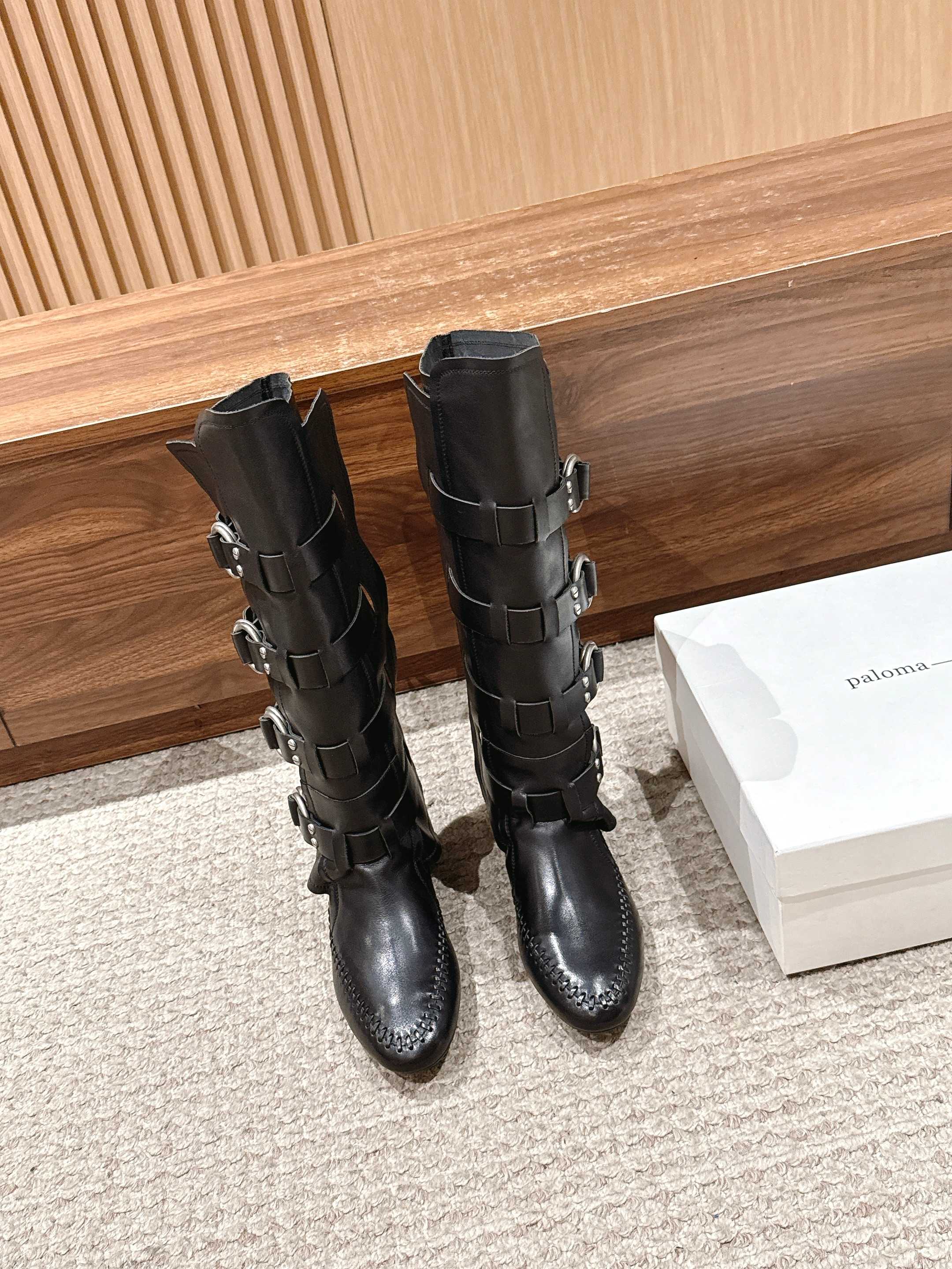 NO:438740,#New autumn and winter super soft leather Mark stitching belt buckle boots Antwerp creative director Stefano Galicil uses the 'nomad spirit' as inspiration to integrate the brand's iconic dark romantic genes with hippies, motorcycle culture and the style of the southwestern United States. Through the collision of deconstructive tailoring and romantic ruffles, the overlap of burrs and messy layers, the image of 'rebellious poets who travel through the desert with a collection of poems'. Bag shoes also maintain the pioneering design highlights. The interweaving of 19th-century romanticism and 90s rock aesthetics creates a unique aesthetic language that combines Antwerp's pioneering spirit and the freedom of the American West. Material cowhide Neli Niuli Outsole Italian imported leather outsole Shoe size 35-39/40  41 Customized non-return, half-tork boots, boots, cowhide, Leather soles19860909＃秋冬新款 超软皮质马克缝线皮带扣长靴 安特卫普创意总监 Stefano Galicil以'游牧精神'为灵感,将品牌标志性的暗黑浪漫基因与70年代嬉皮士、机车文化及美国西南部风情相融合.通过解构主义剪裁与浪漫荷叶边的碰撞,毛边处理与凌乱层次的叠搭,完美诠释了'带着诗集穿越沙漠的叛逆诗人'这一意象.包袋鞋履也保持先锋的设计亮点 19世纪浪漫主义与 90年代摇滚美学的交织,创造出兼具安特卫普先锋精神与美国西部自由气息的独特美学语言. 材质牛皮 内里牛里 大底意大利进口真皮大底 鞋码35-39/40 41定制不退换,靴子半拖,boots,cowhide,Leather soles,Women's Shoes