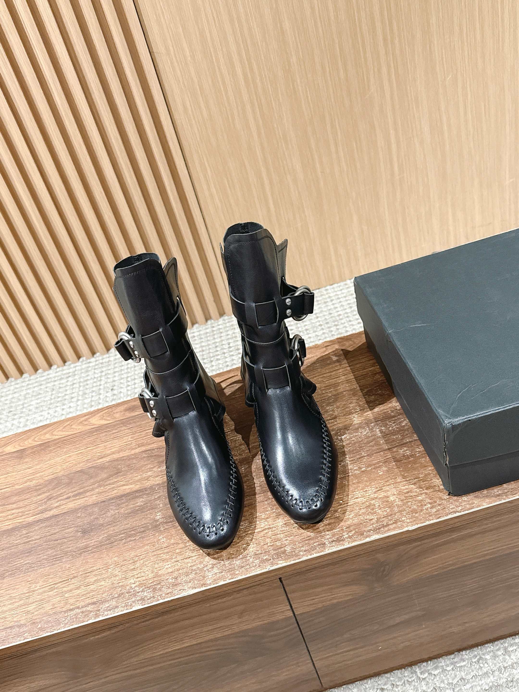 NO:438745,#New autumn and winter super soft leather Mark stitching belt buckle boots Antwerp creative director Stefano Galicil uses the 'nomad spirit' as inspiration to integrate the brand's iconic dark romantic genes with hippies, motorcycle culture and the style of the southwestern United States. Through the collision of deconstructive tailoring and romantic ruffles, the overlap of burrs and messy layers, the image of 'rebellious poets who travel through the desert with a collection of poems'. Bag shoes also maintain the pioneering design highlights. The interweaving of 19th-century romanticism and 90s rock aesthetics creates a unique aesthetic language that combines Antwerp's pioneering spirit and the freedom of the American West. Material cowhide Neli Niuli Outsole Italian imported leather outsole Shoe size 35-39/40  41 Customized non-return, half-tork boots, boots, cowhide, Leather soles19860909＃秋冬新款 超软皮质马克缝线皮带扣短靴 安特卫普创意总监 Stefano Galicil以'游牧精神'为灵感,将品牌标志性的暗黑浪漫基因与70年代嬉皮士、机车文化及美国西南部风情相融合.通过解构主义剪裁与浪漫荷叶边的碰撞,毛边处理与凌乱层次的叠搭,完美诠释了'带着诗集穿越沙漠的叛逆诗人'这一意象.包袋鞋履也保持先锋的设计亮点 19世纪浪漫主义与 90年代摇滚美学的交织,创造出兼具安特卫普先锋精神与美国西部自由气息的独特美学语言. 材质牛皮 内里牛里 大底意大利进口真皮大底 鞋码35-39/40 41定制不退换,靴子半拖,boots,cowhide,Leather soles,Women's Shoes