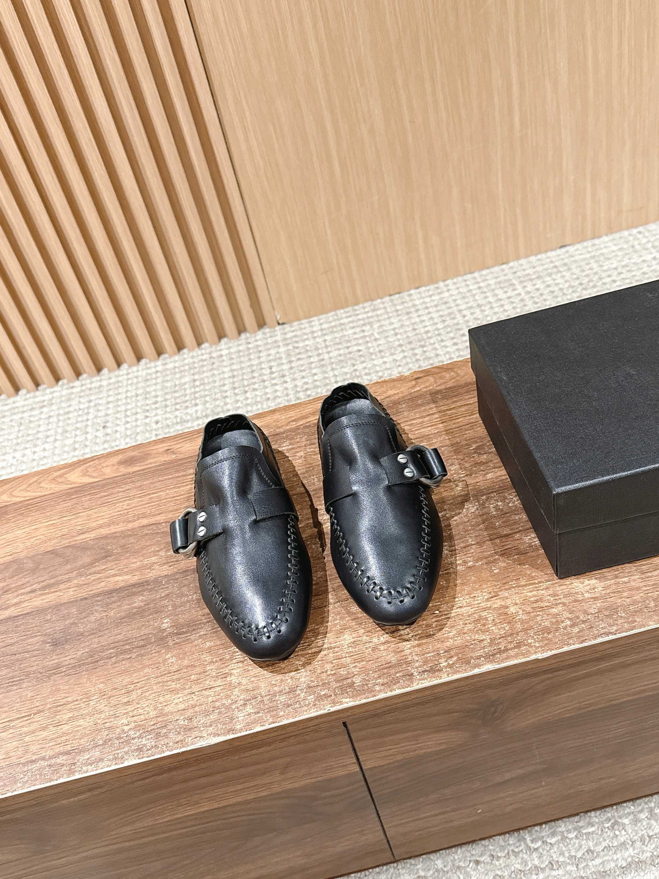 NO:438750,#New autumn and winter super soft leather Mark stitching belt buckle flat shoes Stefano Galicil, Creative Director of Antwerp, uses the 'nomad spirit' as inspiration to integrate the brand's iconic dark romantic genes with hippies, motorcycle culture and the style of the southwestern United States. Through the collision of deconstructive tailoring and romantic ruffles, the overlap of burrs and messy layers, the image of 'rebellious poets who travel through the desert with a collection of poems'. Bag shoes also maintain the pioneering design highlights. The interweaving of 19th-century romanticism and 90s rock aesthetics creates a unique aesthetic language that combines Antwerp's pioneer spirit and the freedom of the American West. Material cowhide Neli Niuli Outsole Italian imported leather outsole Shoe size 35-39/40  41 Customized non-return, half-tork boots, boots, cowhide, Leather soles19860909＃秋冬新款 超软皮质马克缝线皮带扣平底单鞋 安特卫普创意总监 Stefano Galicil以'游牧精神'为灵感,将品牌标志性的暗黑浪漫基因与70年代嬉皮士、机车文化及美国西南部风情相融合.通过解构主义剪裁与浪漫荷叶边的碰撞,毛边处理与凌乱层次的叠搭,完美诠释了'带着诗集穿越沙漠的叛逆诗人'这一意象.包袋鞋履也保持先锋的设计亮点 19世纪浪漫主义与 90年代摇滚美学的交织,创造出兼具安特卫普先锋精神与美国西部自由气息的独特美学语言. 材质牛皮 内里牛里 大底意大利进口真皮大底 鞋码35-39/40 41定制不退换,靴子半拖,boots,cowhide,Leather soles,Women's Shoes