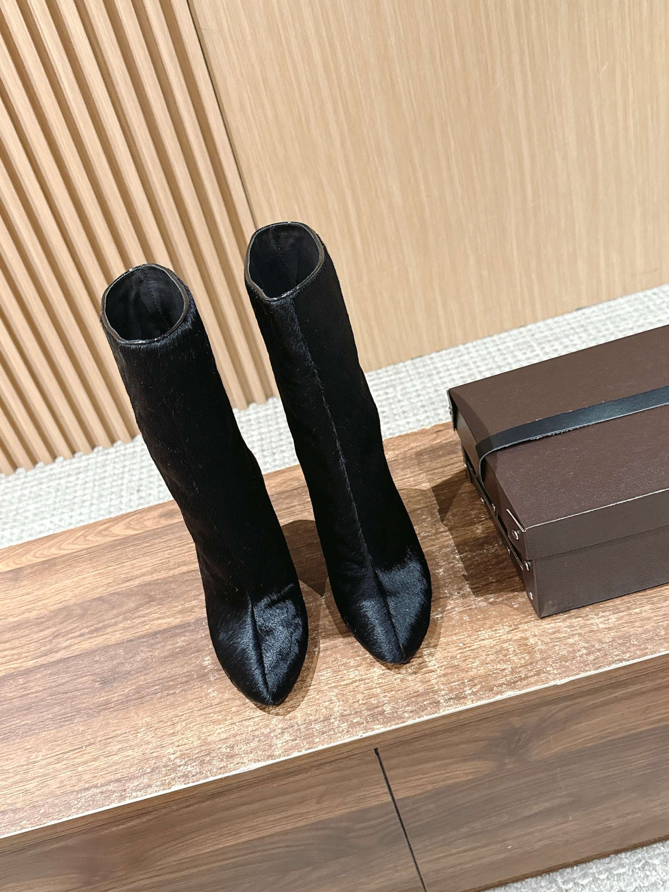 NO:442758,#｜Yimengling's same high-heeled boots. This black calfskin high-heeled boots are decorated with bows on the front, paired with 90mm heels and 22cm boots; a fashionable and versatile style that highlights the unique charm of women!  Size35-39 (40/41 custom-made non-return and exchange), boots, boots, cowhide19860909＃｜易梦玲同款高跟短靴 该款黑色小牛皮高跟短靴,正面点缀装饰蝴蝶结,搭配90毫米鞋跟与22厘米靴筒；时尚百搭造型,凸显女性独特魅力！ Size35-39（40/41定制不退换）,靴子,boots,cowhide,Women's Shoes