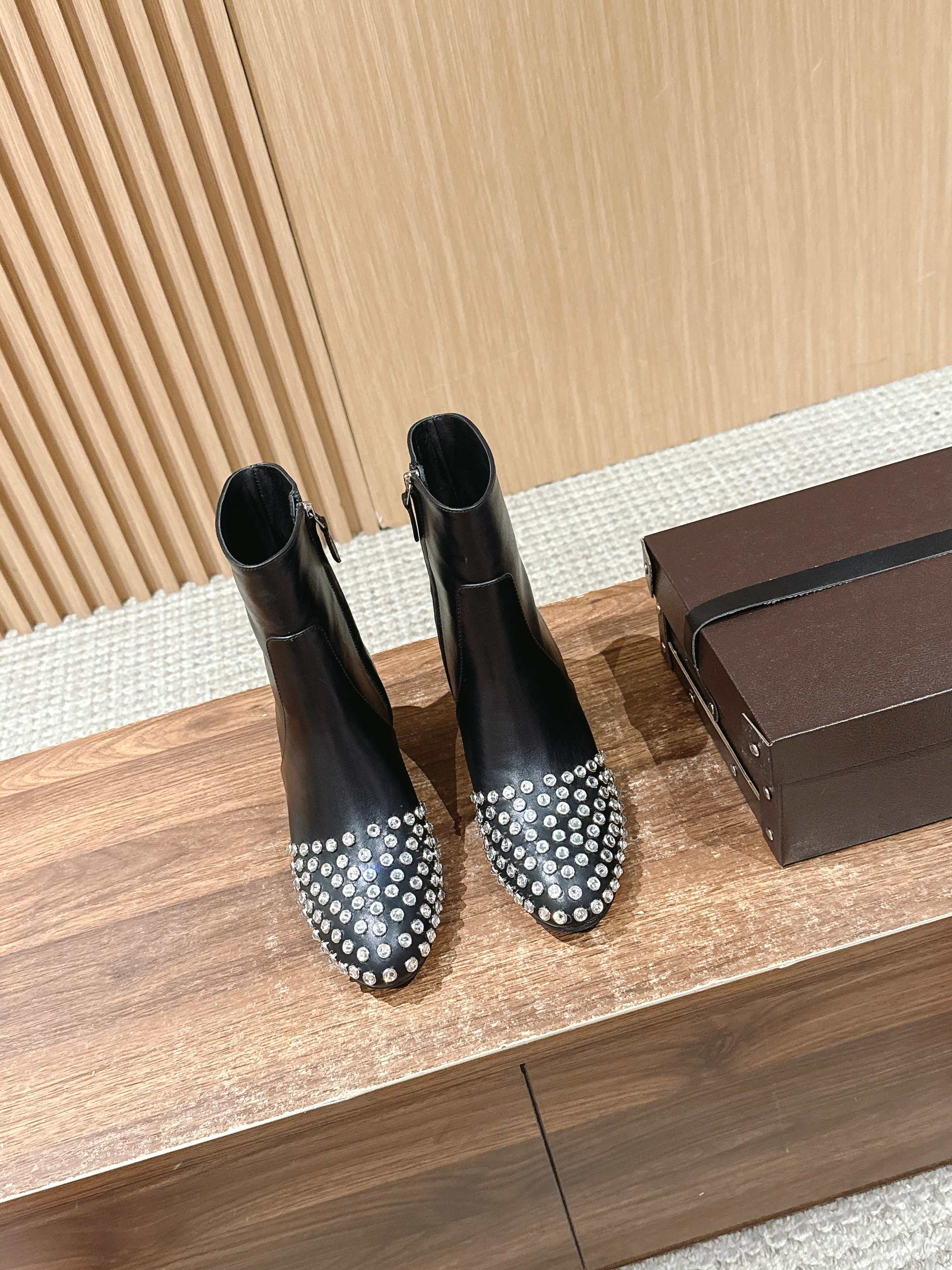 NO:442768,#Alaiya rhinestone ankle boots new product. Make a blingbling girl paper in autumn and winter. This is too shining, and the thick heels are also very stable!  Suede/calf leather material, cowhide sole Size35-39 (40/41 custom-made non-return and exchange), boots, boots, cowhide, chamois leather19860909＃阿莱亚水钻踝靴新品 25秋冬做个blingbling的女孩纸啊 这也太闪耀啦,而且粗跟也很稳！麂皮/小牛皮材质,牛皮底 Size35-39（40/41定制不退换）,靴子,boots,cowhide,chamois leather,Women's Shoes