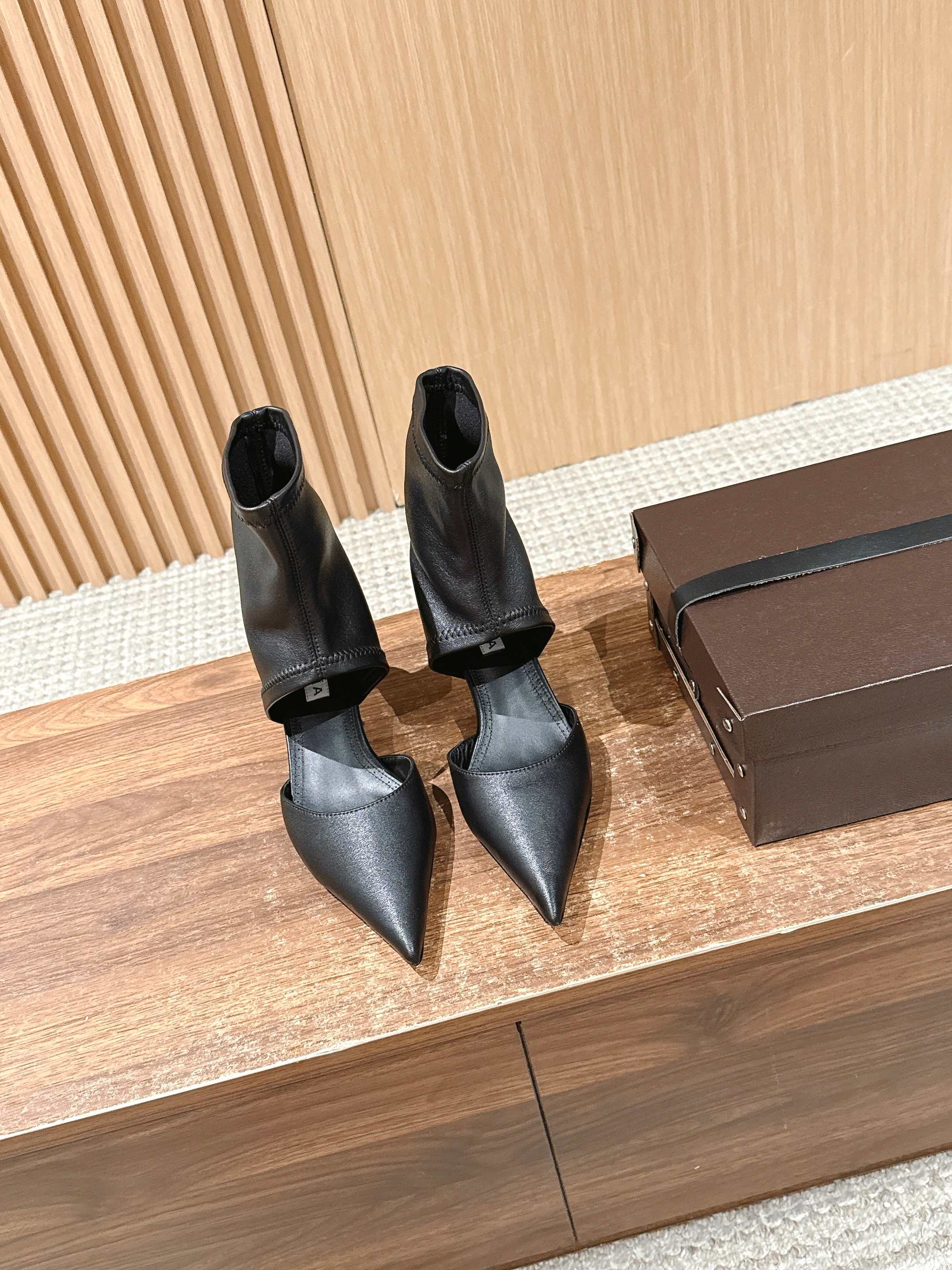 NO:442781,#Alaiya's new elastic suede leather short boots are launched, long legs cheating artifact, slight high heels physically extend the leg lines, black boots, visual slimming legs, double buffs, folding legs, longer legs, steal 5cm more, make charming pictures women Size35-39 (40/41 custom-made, no return or exchange), boots, boots19860909＃阿莱亚新款弹力绒面皮短靴上线 腿长作弊神器 心细高跟物理延长腿部线条 黑色系靴筒视觉瘦腿双buff叠满让腿长多偷5cm 做魅力圖女人 Size35-39（40/41定制不退换）,靴子,boots,Women's Shoes