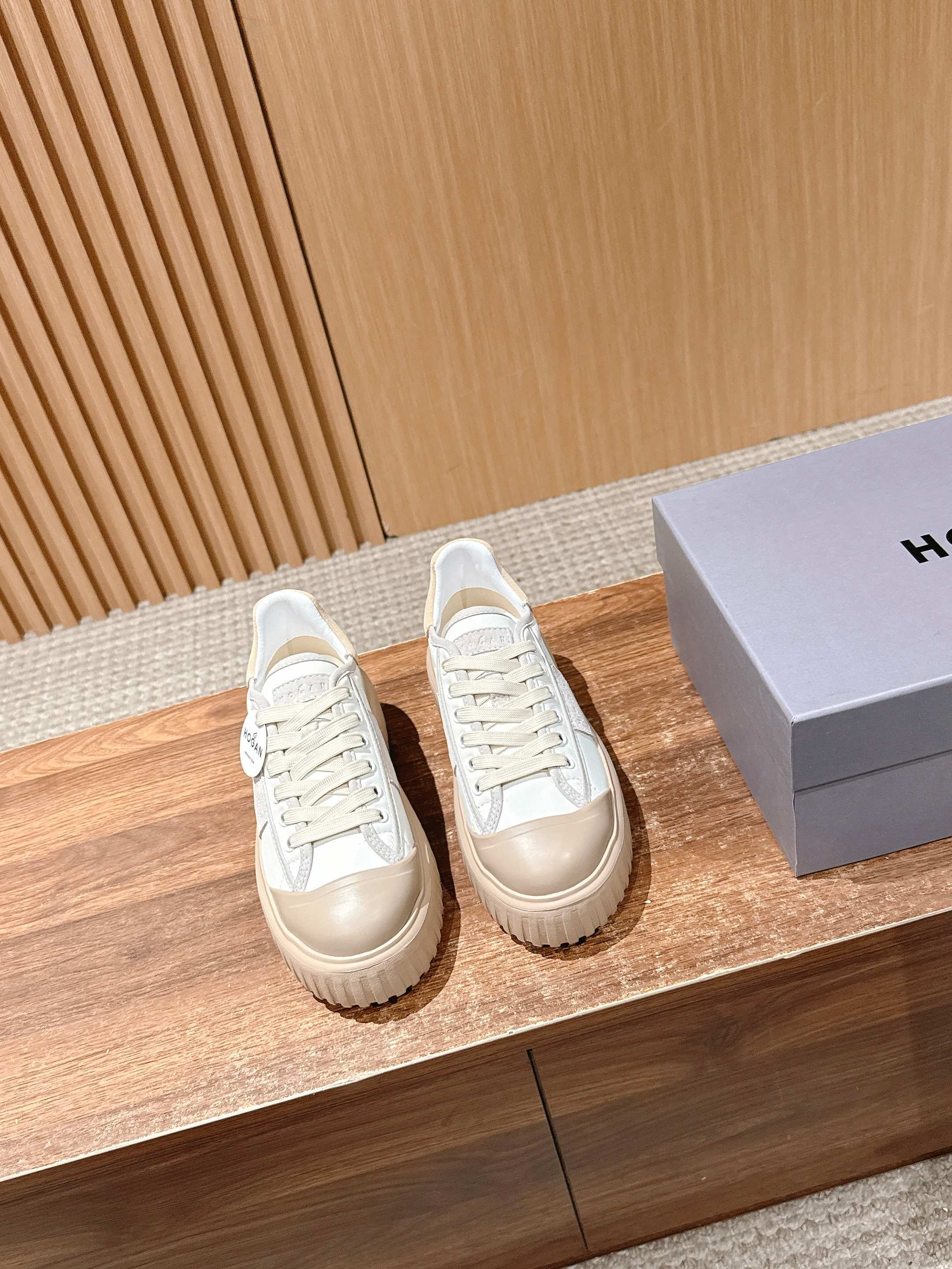 NO:446029,[Leather Surface] Men's HOGAN New early autumn style, Tan Jianci's same series, couple's thick-soled casual sports biscuit shoes. The most popular thick-soled casual style, comfortable and 6cm height-enhancing effect is the most considerate. As always, it continues the light and comfortable tone, and the combination of multiple color elements, young, playful and age-reducing!  The brand's sports fashion is interpreted with novel design, comfortable round toe shoe shape, colorful shoelaces embellish the details, and the heel line design shows youthful vitality. The side edges are decorated with a special laser punched H letter trademark, showing texture, unique and eye-catching, and the memory foam innersole is cushioned and comfortable, and the comfort doubles!  It is said that hogan dad shoes are long-legged artifacts in the celebrity world. This is true. Use the design of the shoe model reasonably to achieve height-enhancing effect quietly. It seems casual, but in fact it is full of tricks. It is not abrupt in how to match it. It is easy to control various occasions. It is the latest matching artifact, which is definitely not a bad style. The sisters arrange it!  Imported calfskin/canvas, inner foot pad breathable sweat-absorbing mesh, excellent foot comfort, rubber mold foam high elastic sole, Size35-44M, casual shoes/sports shoes, sneakers, cowhide19860909【皮面】 男 HOGAN 豪格早秋新款,檀健次同款系列,情侣款厚底休闲运动饼干鞋 最受欢迎的厚底休闲款式,舒适之余,6cm的增高效果,才是最贴心的,一如既往延续轻便舒适的调性,多重的色彩元素组合,年轻 俏皮又减龄！ 以新颖设计演绎品牌运动时尚,舒适圆头鞋型,彩色鞋带点缀细节,后跟线条设计尽显青春活力,侧边饰以特别的激光冲孔H字母商标,呈现质感,独特吸睛,记忆泡沫内底缓震舒适,舒适增倍！ 都说hogan老爹鞋是明星界的长腿神器,这话真心不假,合理利用鞋款的设计,悄无声息的达到增高效果,看似休闲,实际上满满的小心机,怎么搭配都不唐突,轻松驾驭各种场合,一款最新的搭配神器,绝不烂大街的款式,姐妹们安排！ 面料进口小牛皮/帆布,内里垫脚透气吸汗网布,脚感舒适度极佳,橡胶模具发泡高弹大底, Size35-44M,休闲鞋/运动鞋,sneakers,cowhide,Women's Shoes