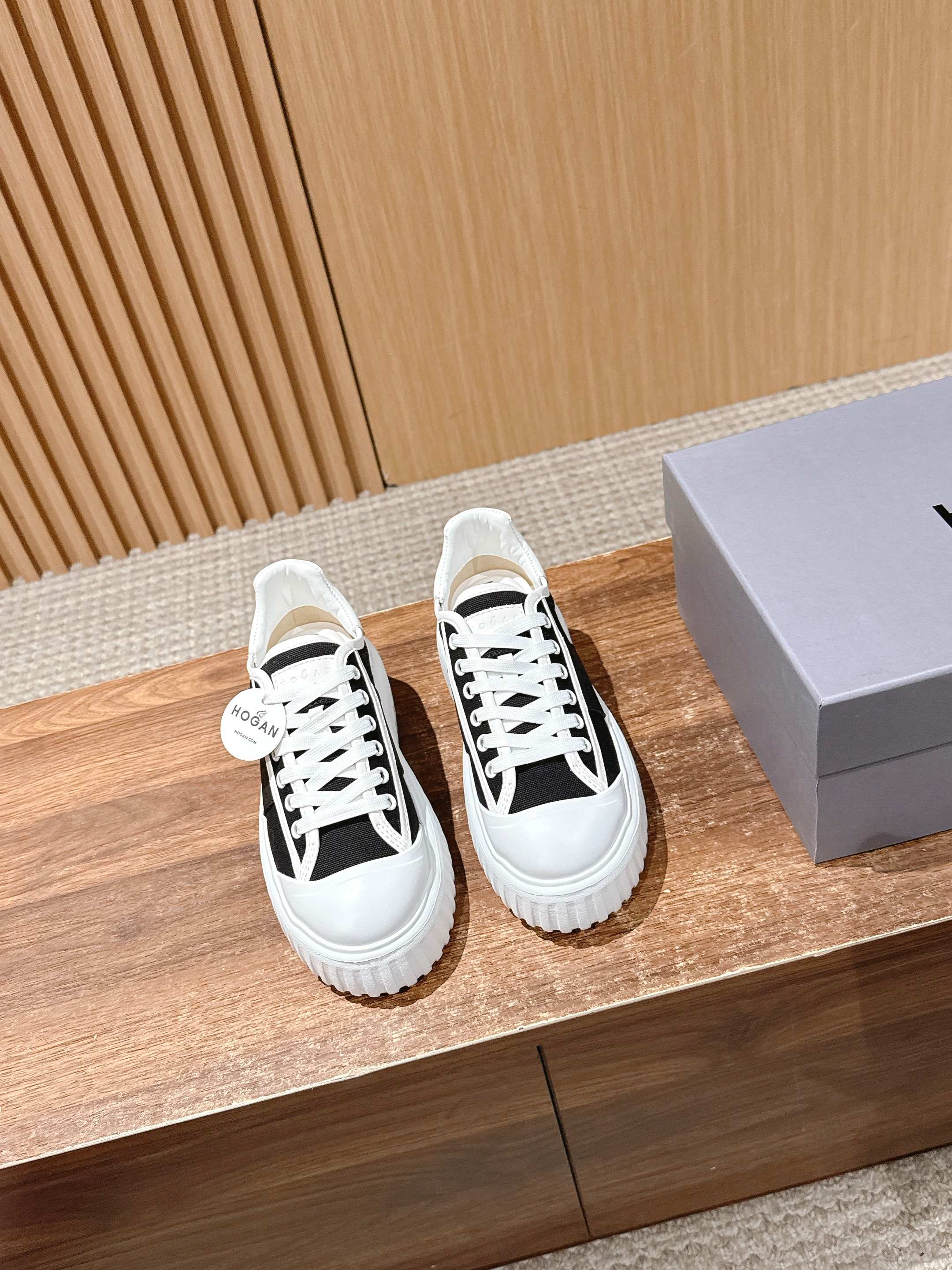 NO:446036,[Cloth] Men's HOGAN New early autumn style, Tan Jianci's same series, couple's thick-soled casual sports biscuit shoes. The most popular thick-soled casual style, comfortable and 6cm height-enhancing effect is the most considerate. As always, it continues the light and comfortable tone, and the combination of multiple color elements, young, playful and age-reducing!  The brand's sports fashion is interpreted with novel design, comfortable round toe shoe shape, colorful shoelaces embellish the details, and the heel line design shows youthful vitality. The side edges are decorated with a special laser punched H letter trademark, showing texture, unique and eye-catching, and the memory foam innersole is cushioned and comfortable, and the comfort doubles!  It is said that hogan dad shoes are long-legged artifacts in the celebrity world. This is true. Use the design of the shoe model reasonably to achieve height-enhancing effect quietly. It seems casual, but in fact it is full of tricks. It is not abrupt in how to match it. It is easy to control various occasions. It is the latest matching artifact, which is definitely not a bad style. The sisters arrange it!  Imported calfskin/canvas, inner foot pad breathable sweat-absorbing mesh, excellent foot comfort, rubber mold foam high elastic sole, Size35-44M, casual shoes/sports shoes, sneakers, cowhide19860909【布面】 男 HOGAN 豪格早秋新款,檀健次同款系列,情侣款厚底休闲运动饼干鞋 最受欢迎的厚底休闲款式,舒适之余,6cm的增高效果,才是最贴心的,一如既往延续轻便舒适的调性,多重的色彩元素组合,年轻 俏皮又减龄！ 以新颖设计演绎品牌运动时尚,舒适圆头鞋型,彩色鞋带点缀细节,后跟线条设计尽显青春活力,侧边饰以特别的激光冲孔H字母商标,呈现质感,独特吸睛,记忆泡沫内底缓震舒适,舒适增倍！ 都说hogan老爹鞋是明星界的长腿神器,这话真心不假,合理利用鞋款的设计,悄无声息的达到增高效果,看似休闲,实际上满满的小心机,怎么搭配都不唐突,轻松驾驭各种场合,一款最新的搭配神器,绝不烂大街的款式,姐妹们安排！ 面料进口小牛皮/帆布,内里垫脚透气吸汗网布,脚感舒适度极佳,橡胶模具发泡高弹大底, Size35-44M,休闲鞋/运动鞋,sneakers,cowhide,Women's Shoes