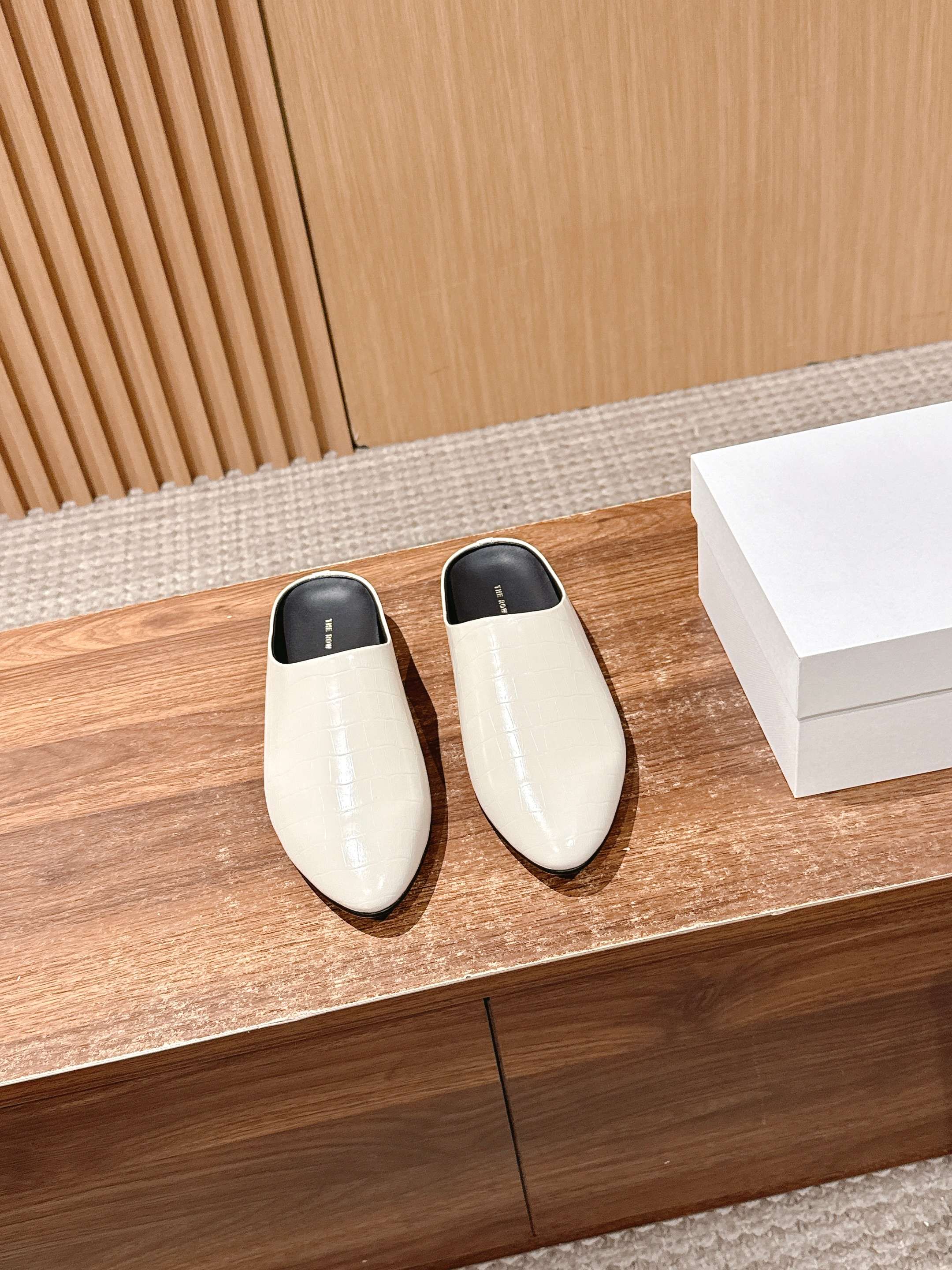 Luxurious Cow Skin-Stamped Timul Slippers: High Quality and Stylish Summer Footwear - 图片 1