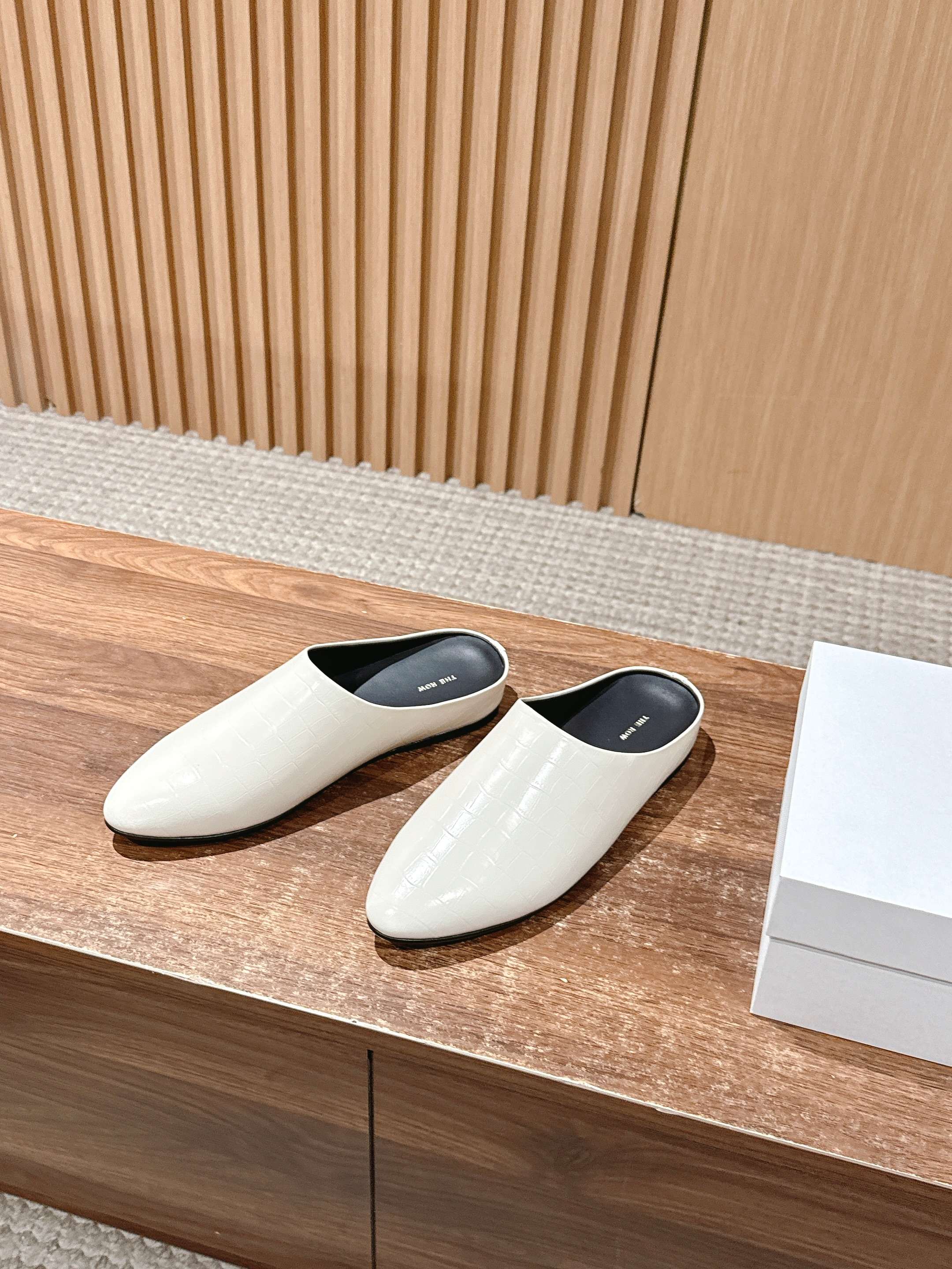 Luxurious Cow Skin-Stamped Timul Slippers: High Quality and Stylish Summer Footwear - 图片 2