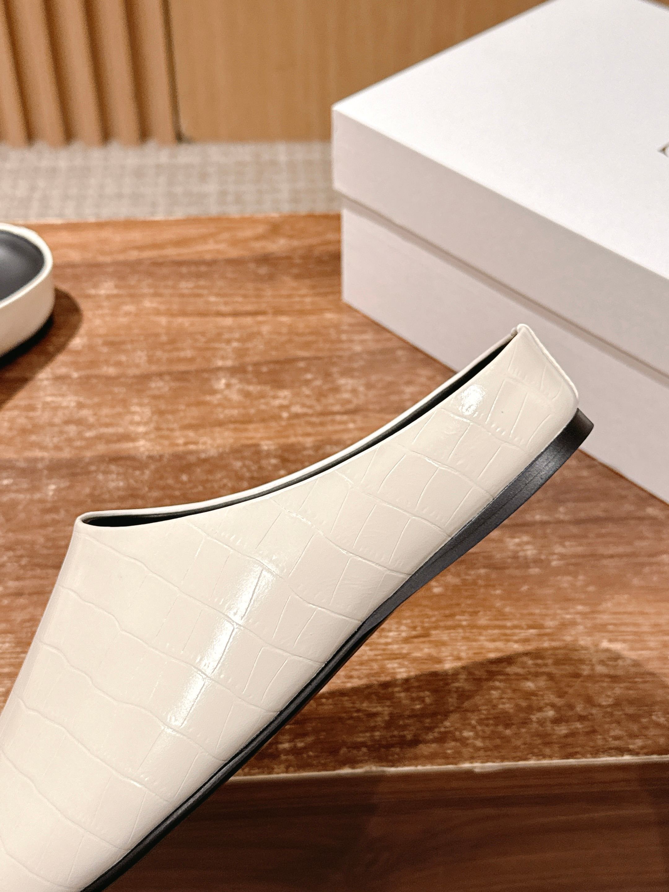 Luxurious Cow Skin-Stamped Timul Slippers: High Quality and Stylish Summer Footwear - 图片 8